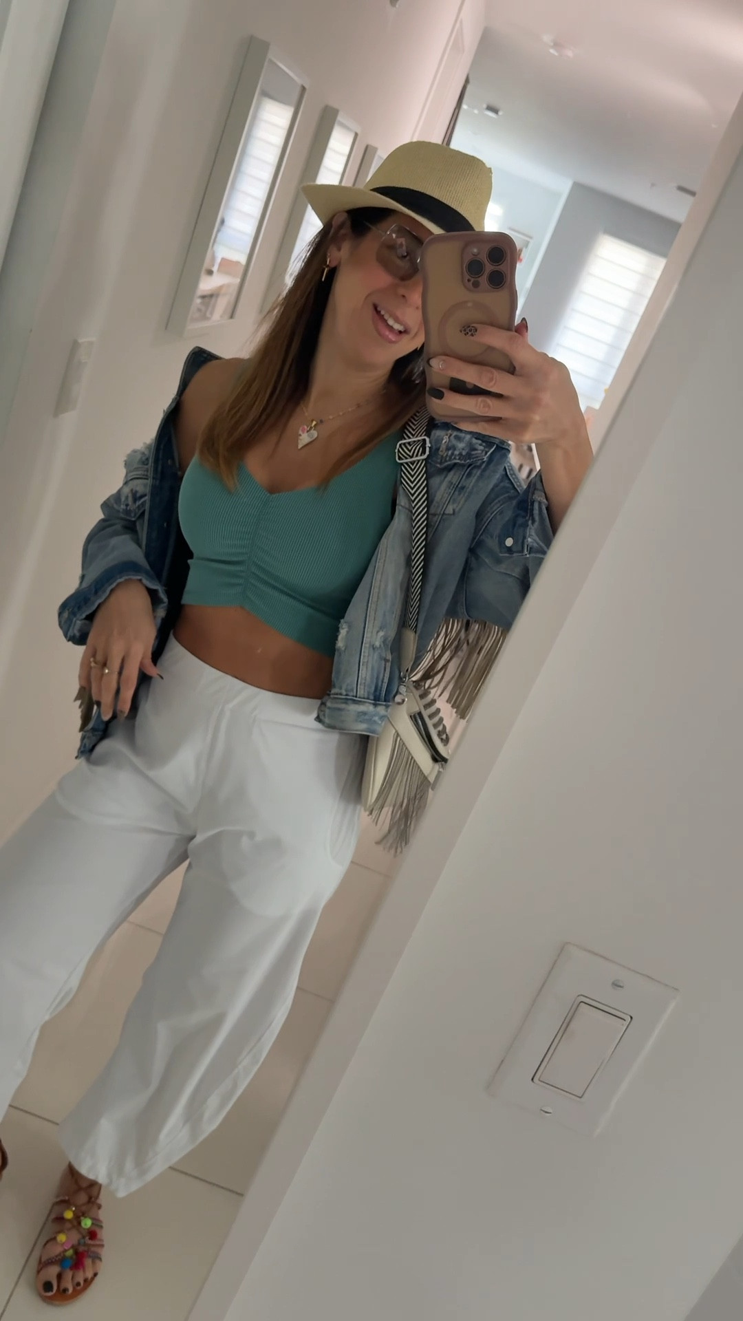 Queeeeee???? Hablenme de este outfit sensacional.. piezas sencillas pero que puestas juntas logran un lookaso! 
Bueno esta bien la chaqueta no es sencilla.. no yo tampoco 😂😂😂
Cuéntame qué te parece?

La sandalias te puso la más cercana que encontré 😊