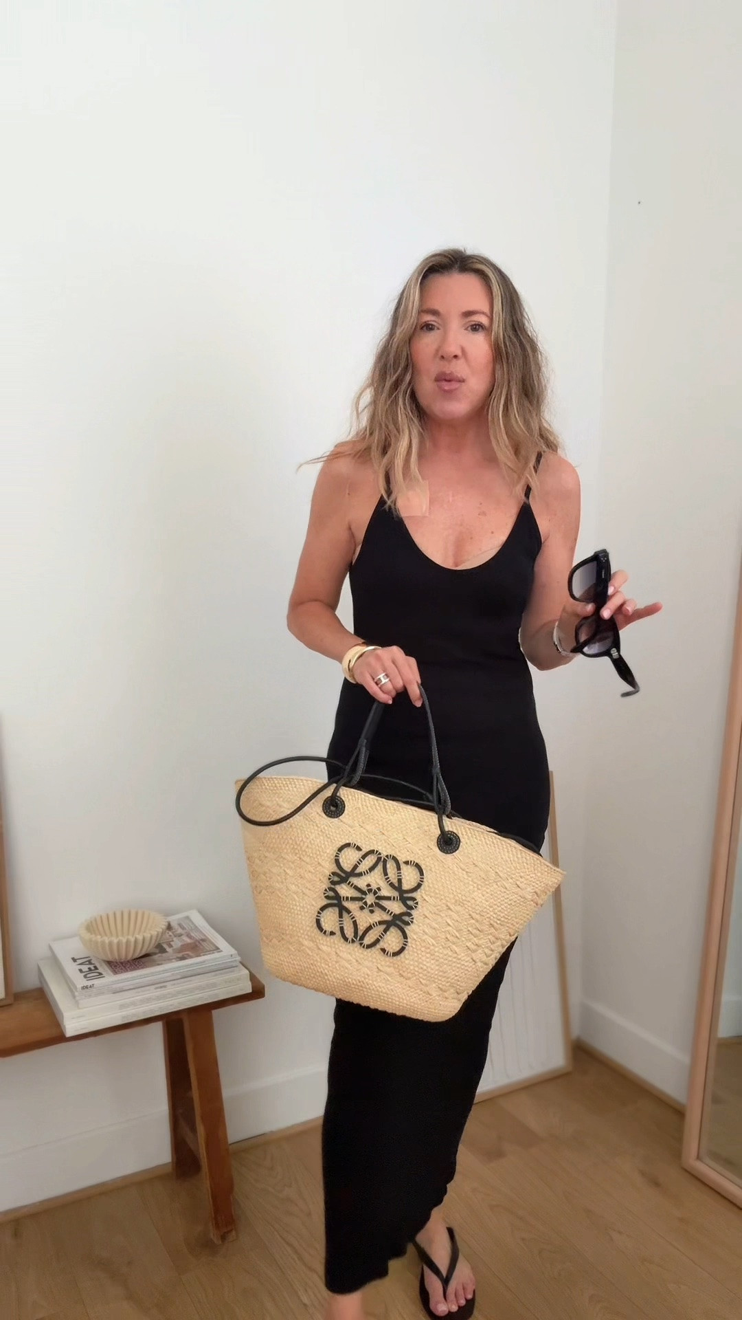 La petite robe noire idéale chez Zara 🖤

Une pièce simple, facile à porter et qui fonctionne aussi bien en journée qu’en soirée selon les accessoires.

Portée ici en version journée avec un panier et des mules, puis en version soirée avec un sac structuré et des bijoux dorés.

Une robe minimaliste, polyvalente, parfaite pour un dressing épuré.

#zarastyle #zaraoutfit #littleblackdress #blackdressstyle #minimalistfashion #parisianstyle #capsulewardrobe #ltkfinds #ltkstyle #shoppingaddict #outfitinspo #daytonightstyle #elegantstyle #modernwoman #wardrobeessentials#zara

#LTKfrance #LTKeurope #LTKsummer