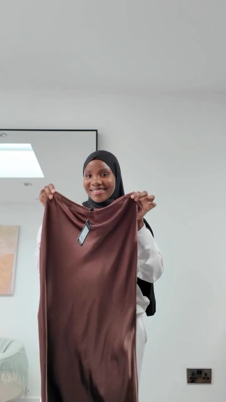 ✨Satin skirts, but make it work!✨ 

As someone without curves, I’ve always found satin skirts tricky—it’s so easy to feel like they don’t flatter me. But for this look, I decided to step out of my comfort zone and keep it simple yet chic. 

I’m in love with these colours, but the fit still has me undecided. What do you think? And which bag do you think suits the vibe better? Let me know below! 💭 


Shop the full look below 👇🏾 

#ModestFashion #SatinSkirtStyle #OOTD #StyleInspo #ModestStyle #StreetStyleUK #MuslimahFashion #ChicAndModest #UKStyleBlogger #SustainableFashion #FragranceLover #AdidasStyle #NewLookStyle #OutfitInspiration #ModestBlogger

#LTKskincare #LTKuk #LTKautumn