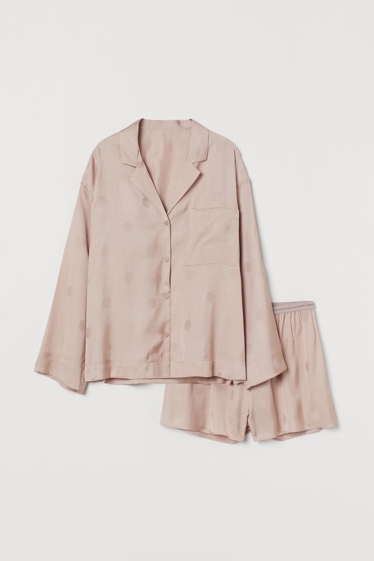 Pajamas in jacquard-patterned satin with a sheen. Oversized shirt with resort collar, buttons at ... | H&M (US)