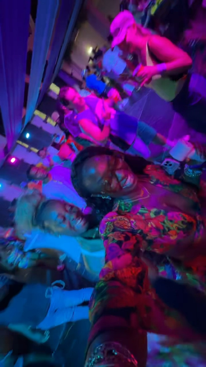 When “family“ by POPCAAN comes on and it’s your favorite song, but you don’t know the words! 😆 @visitjamaica #visitjamaica #dreamweekend