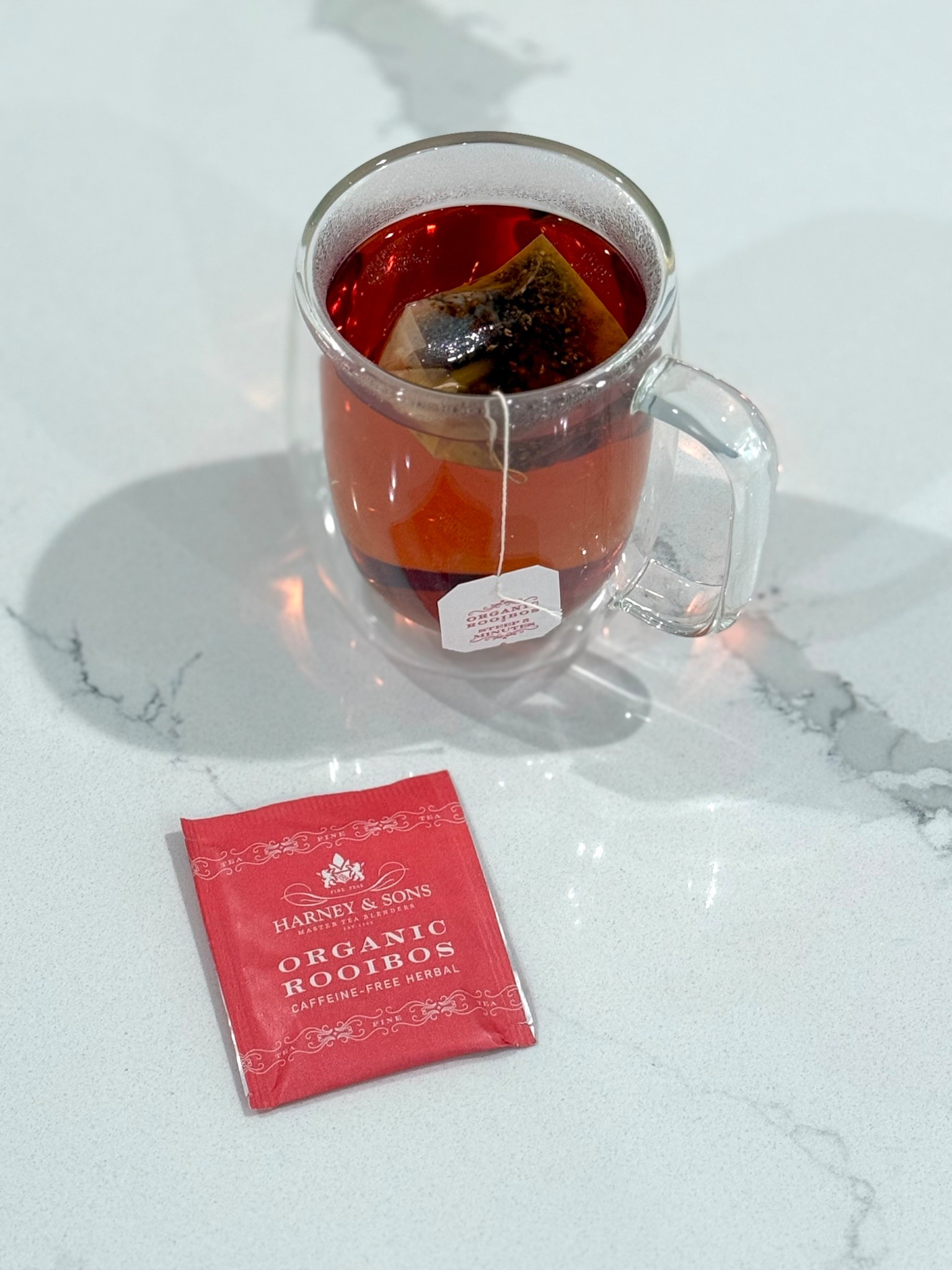 Rooibos tea is packed with antioxidants, supports digestion, helps balance blood sugar and promotes skin health🫖✨
