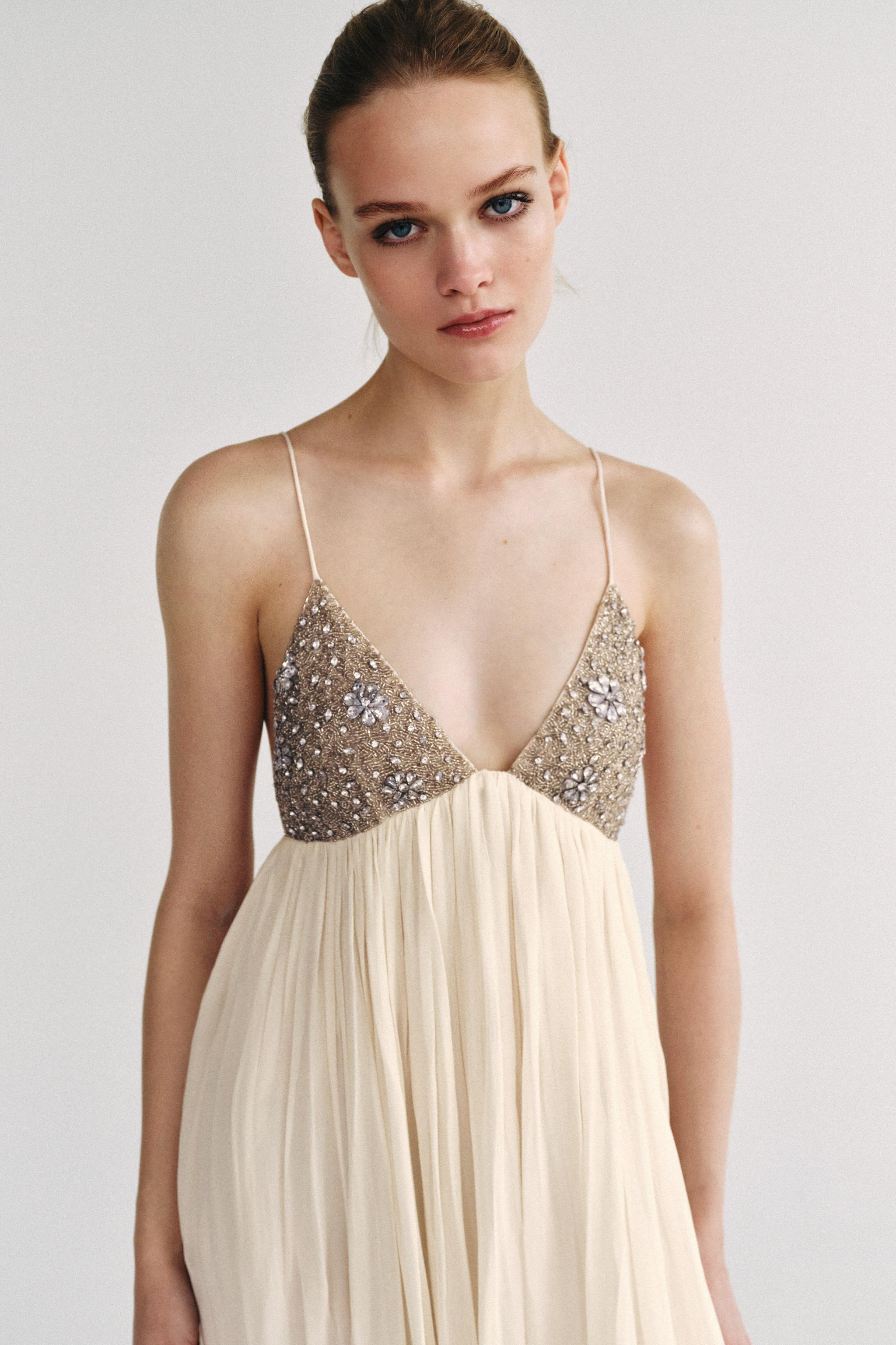 DescriptionContentsMeasurementsZARA WOMAN COLLECTIONDress made with viscose yarn. V-neckline and ... | Zara US