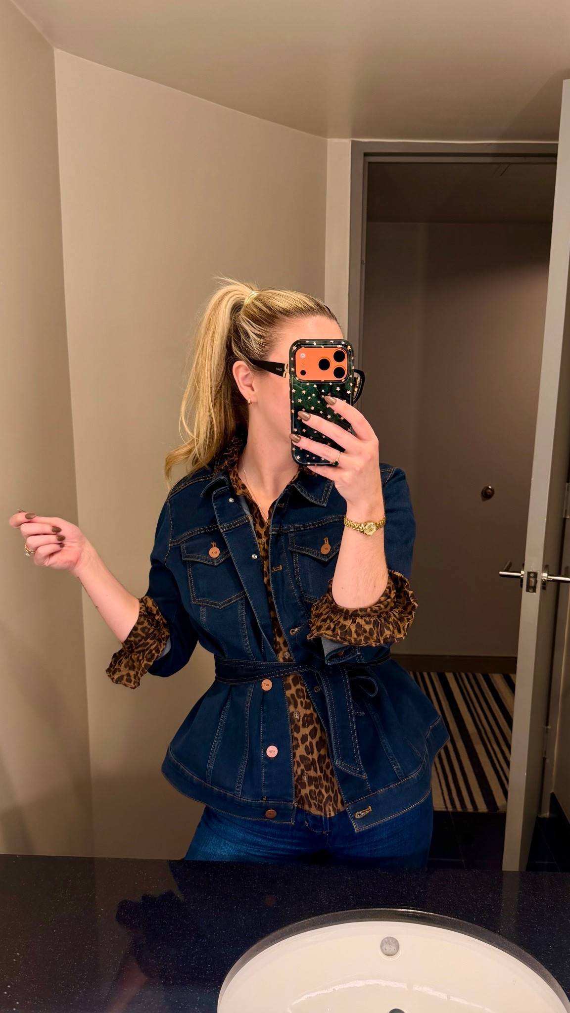 Casual Night Out Outfit | Leopard Top & Denim

Casual night out look 🤎

Leopard top layered with denim and my favorite structured jeans — effortless but still put together.

I love mixing bold prints with classic pieces to keep it balanced and wearable.

Everything linked below ✨


#LTKootd #LTKdayinmylife #LTKSeasonal