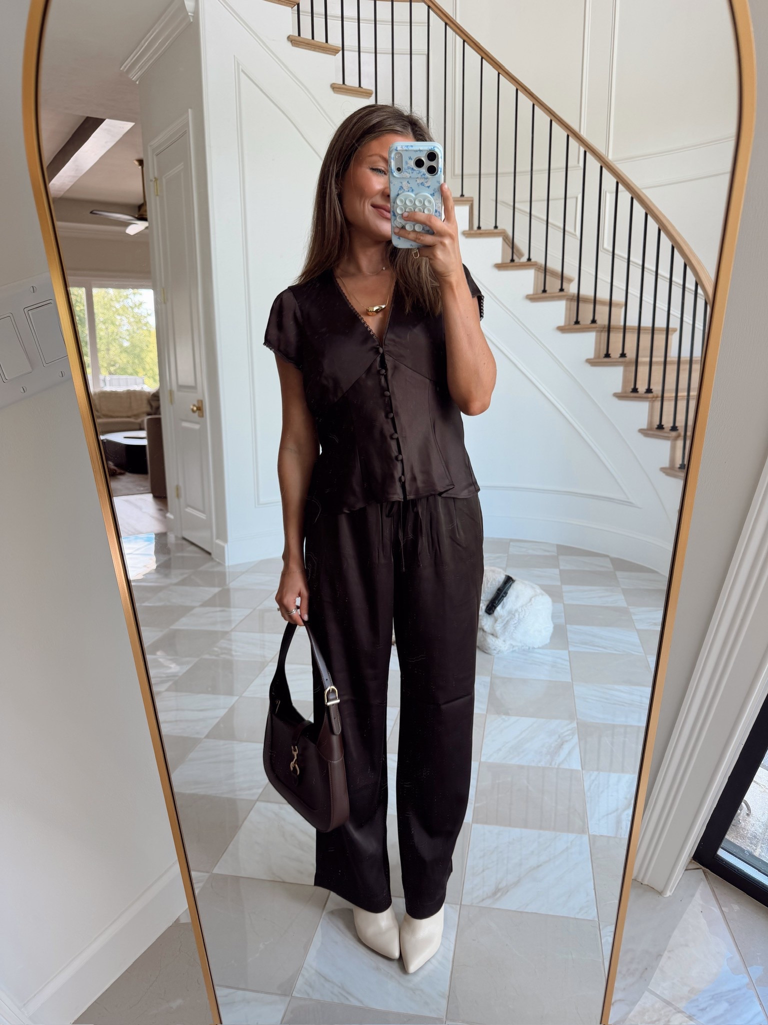 Another satin date night look from @abercrombie! So many cute pieces for fall that are on sale this weekend


#salealert #ootd