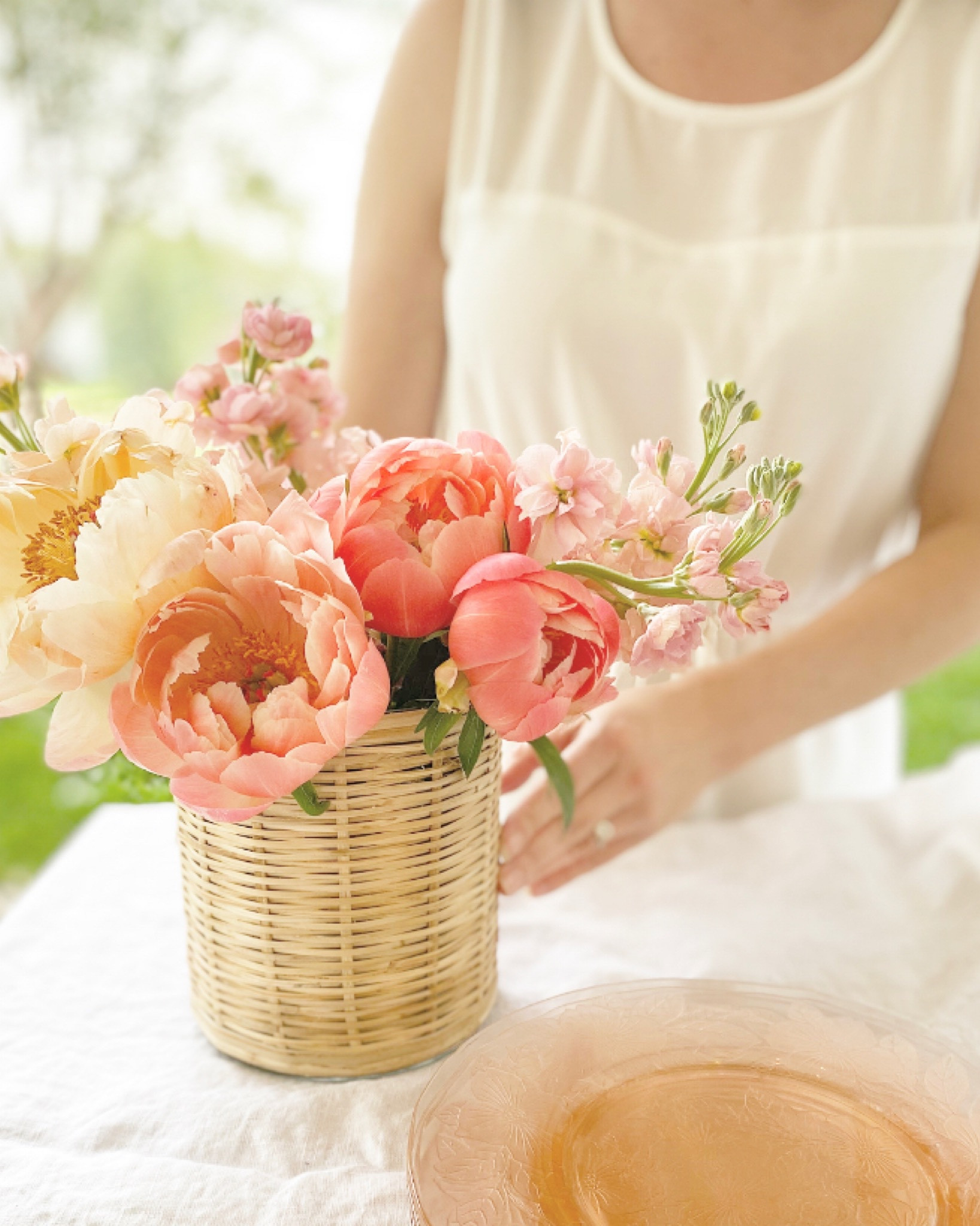 This is the ideal time of year to consider refreshing an outdoor space, pulling in new colors, and pieces to create an outside oasis! Dining on my back patio is one of my favorite things to do as a family! I especially love these wrapped hurricanes from @lindrothdesign! You all know how much I love flowers, and they are the perfect way to display them on our table! They are currently having a 25% off glassware, vases and hurricanes sale! Happy Shopping 🌸🪻