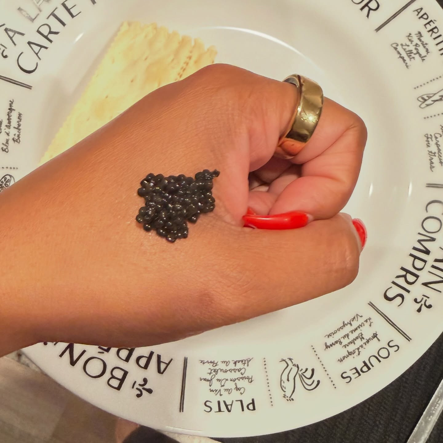 A little luxury never hurt 🖤✨
Tonight’s treat: Tsar Nicoulai Baerii Caviar — perfectly chilled and served the classic way. Because some nights deserve a touch of indulgence. 🥂
#CaviarTasting #LuxuryLifestyle #BonAppétit #TsarNicoulai #FoodieMoments