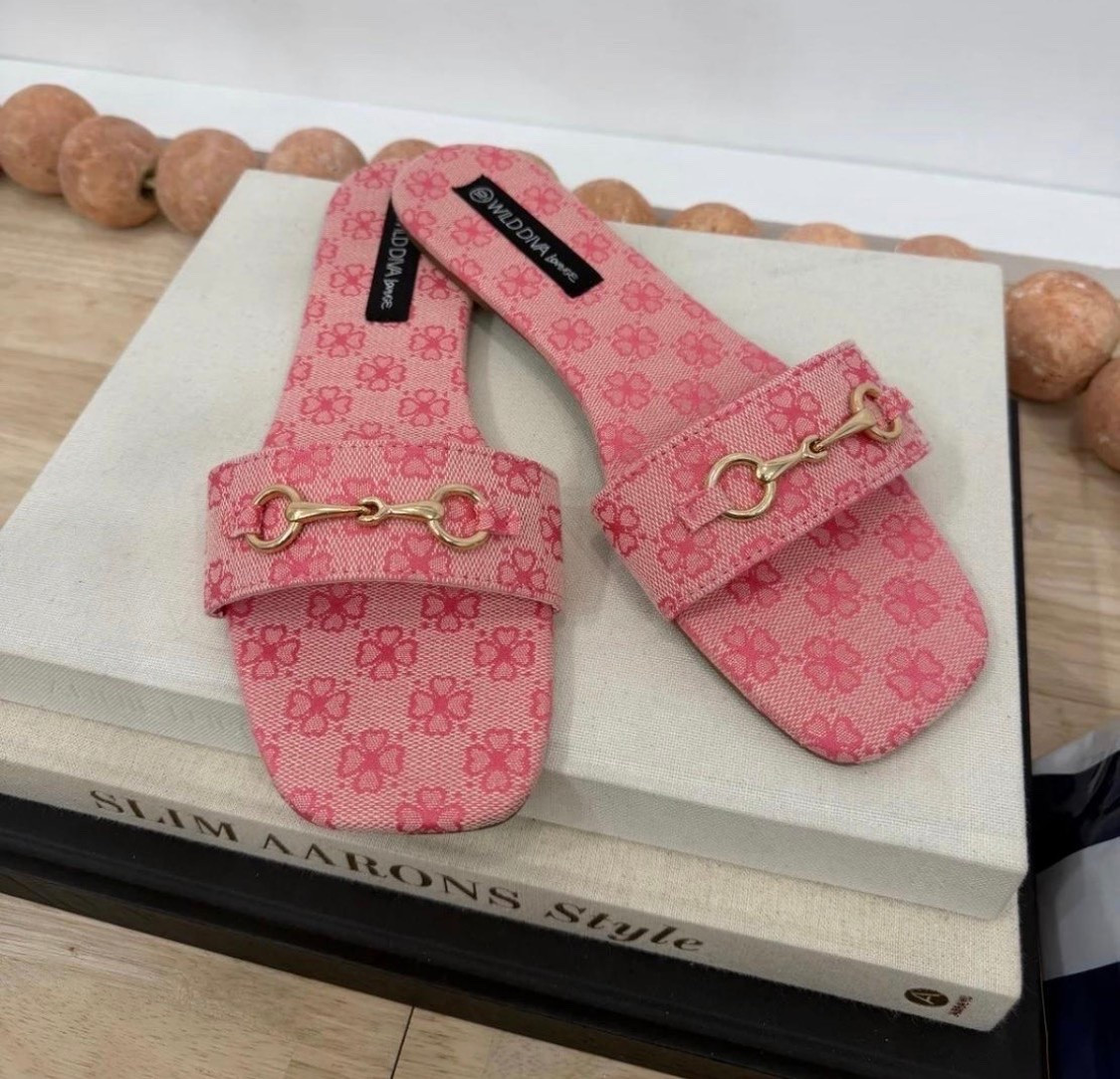 Price drop!!! These are so cute giving some designer vibes! I have them in brown and just grabbed them in pink!!! Like this post, comment SHOP & I'II send you the links!
I am 5’5• 130Ib • 36B • 24/25 waist. All links can be found on @shopltk app following: @nursebeautypreneur
You must be following @nursebeautypreneur on IG
to receive the DM with links
outfit, summer outfit, easy casual outfit, 40s style, 40s fashion

#LTKootd #LTKgrwm #LTKmomlife