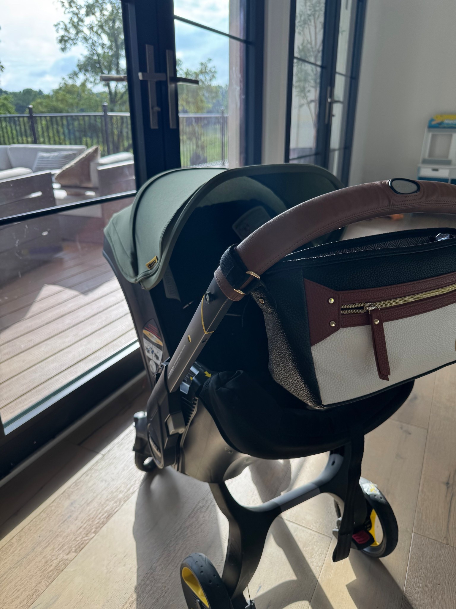 Our Doona is ready for fall 🍁 this green canopy and brown leather handle cover are perfect combo! 