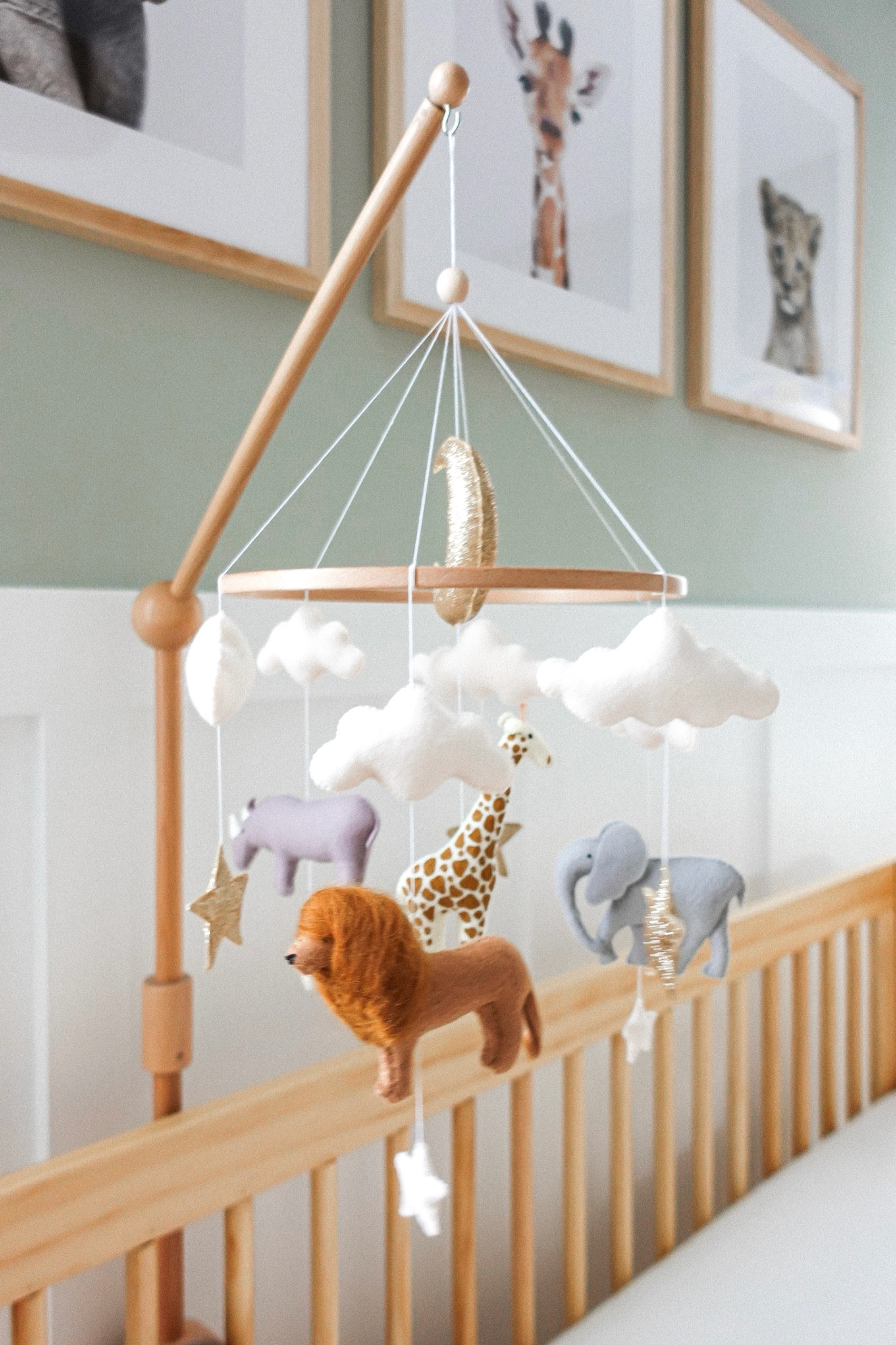 This Safari mobile and mobile arm really helped bring the Safari theme in our nursery to life. 🦁 