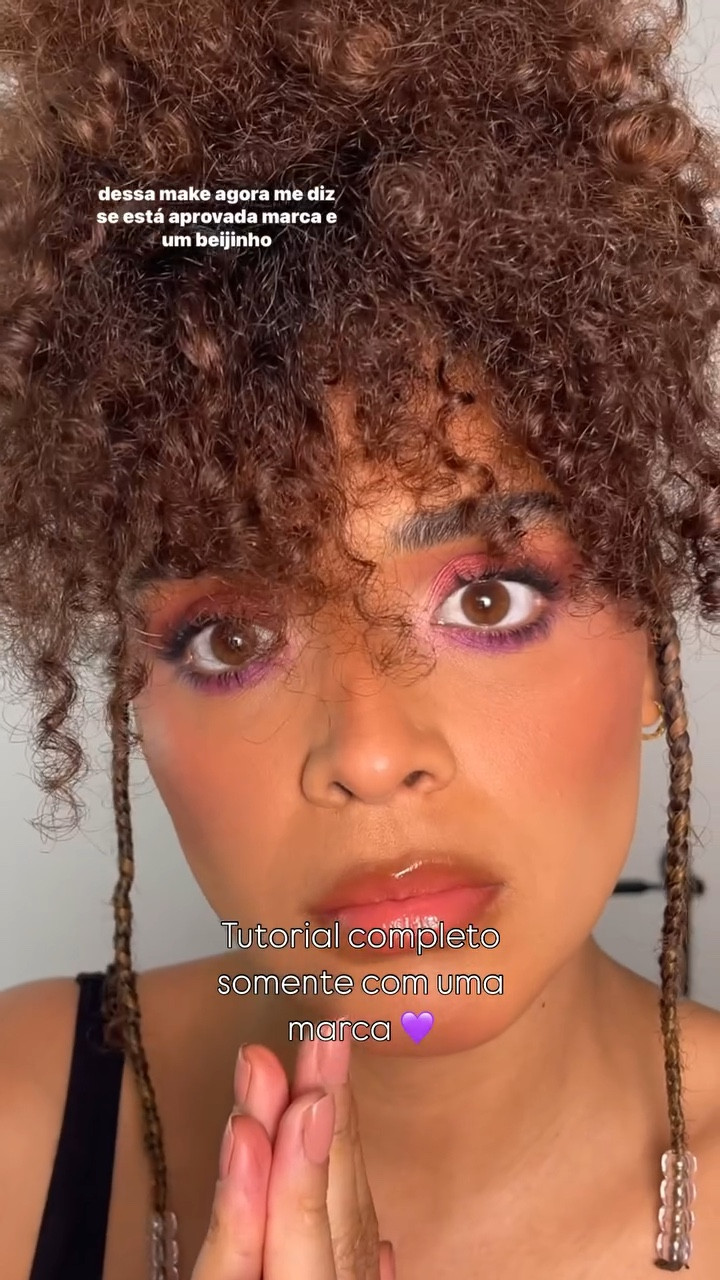 TUTORIAL COMPLETO COM MINHA AMIGA @baunycosmeticos 

Peodutos: 
 Base Be Easy na cor 060 
Corretivo na 060
Pó compacto na cor 060 
Blush líquido 3 em 1 nas cores Dreamy e Princess 
Paleta de sombras Aura. 

E aí gostou ? Me apresenta pra uma amiga vai! 

#maquiadorasp 
#maquiagemprofissional #maquiadoressp #tutorialdemaquiagem #baunycosméticos 

#LTKbrasil #LTKbeleza
