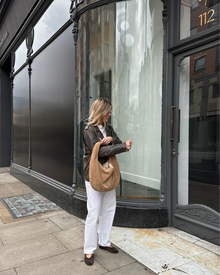 A rainy spring outfit in white jeans