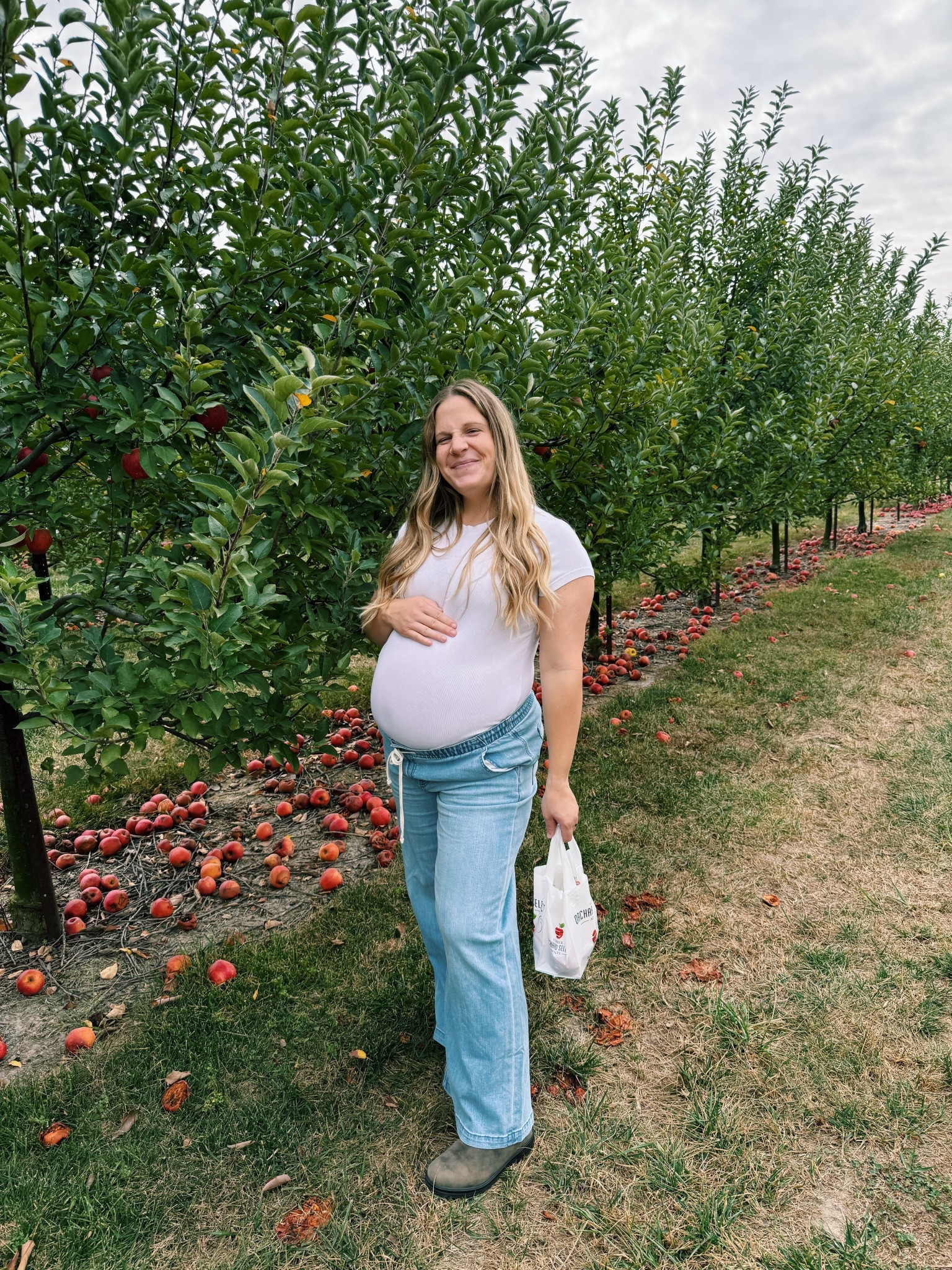 pregnancy jeans and fall outfit 

#LTKBaby #LTKBump