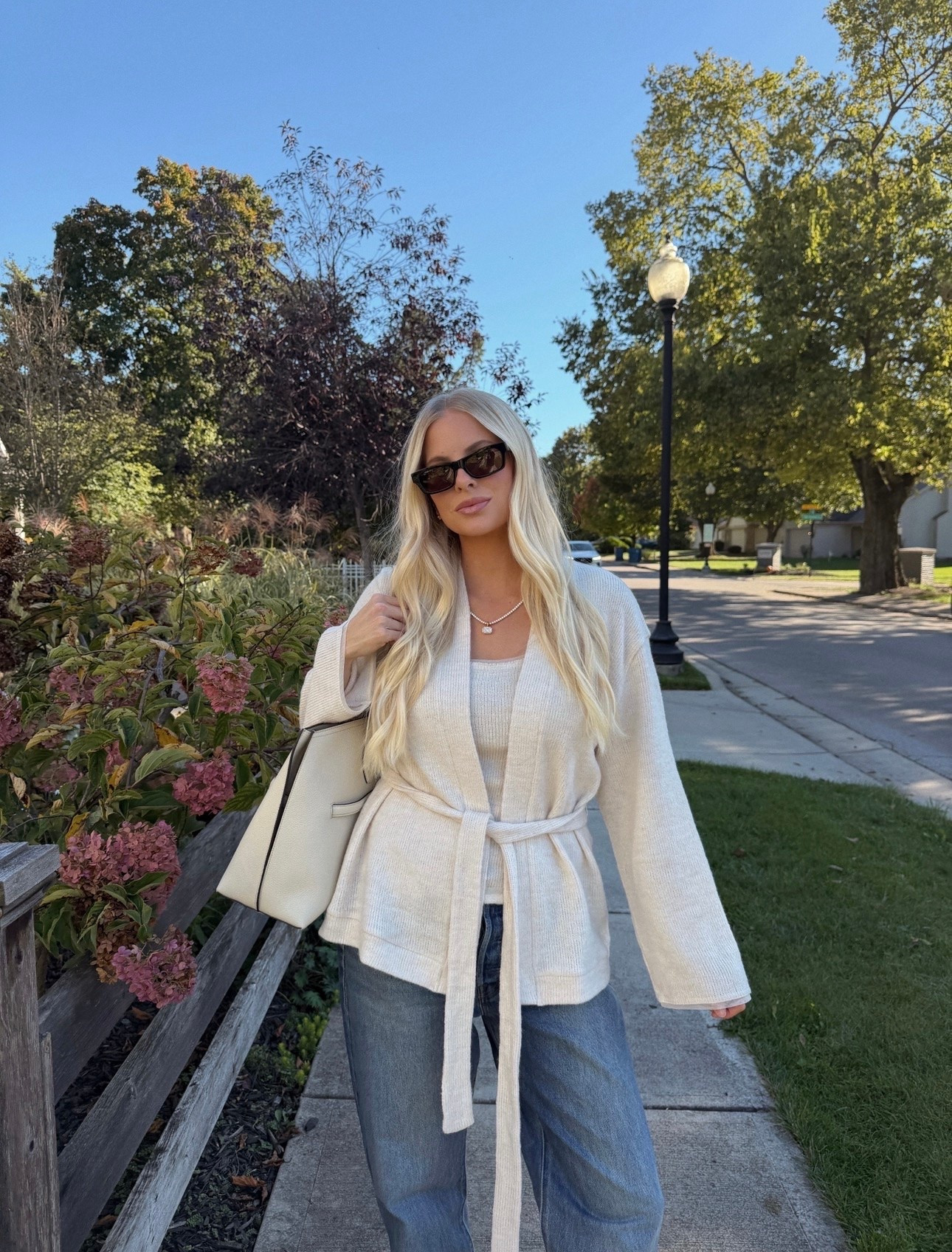SIZE: med in tank & sweater, 29 in jeans, shoes run tts, code KATHLEEN20 for discount on sunnies! #kathleenpost

Fall outfit inspo, fall fashion, fall transition look, casual chic look