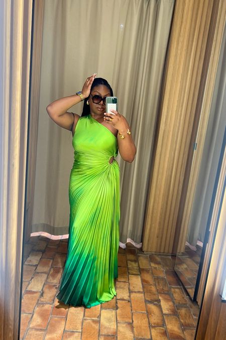 Stunning green pleated asymmetrical dress perfect for all shapes and sizes and occasions 

I’m size 14/16uk and wearing an XL aka 14uk

#LTKmidsize #LTKuk #LTKstyletip