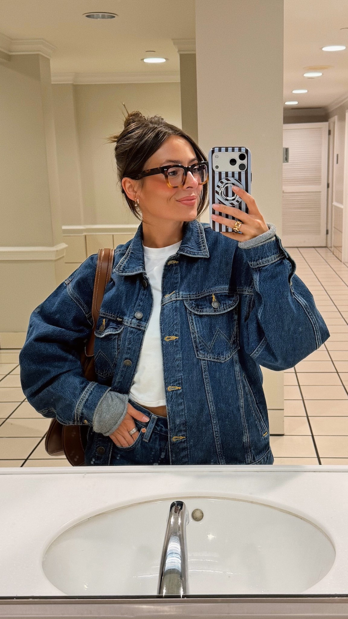 Denim on denim Sunday 🤍 I threw this on for a quick run to the mall & ended up loving how effortless it felt! Oversized jacket, classic white tee, hair in a clip… my ideal “don’t overthink it” outfit. Wearing XS in the tee and M in the jacket for that perfectly relaxed fit.