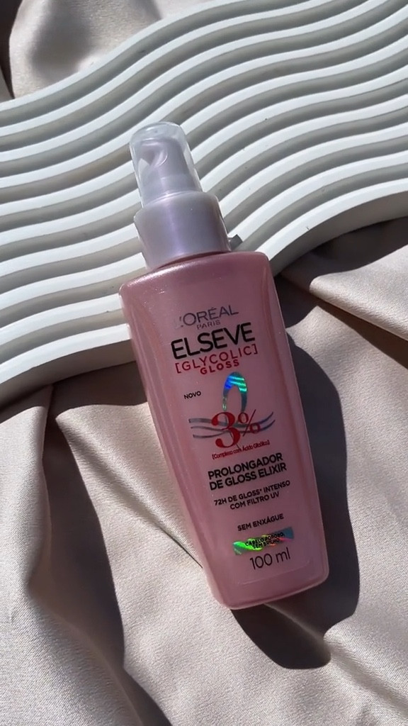 O Sérum Elixir Glycolic Gloss de Elseve L’Oréal promete muito brilho para os cabelos. O Ácido Glicólico combate a porosidade e sela as cutículas, o que deixa o cabelo alinhado e com brilho gloss. 

Pode ser utilizado como um leave-in, e tem protetor térmico, mas também pode ser utilizado como finalizador. Ele funciona muito bem das duas formas, e realmente deixa os fios macios e muito brilhantes. 

Tem um ótimo custo benefício, e um cheirinho maravilhoso, que parece perfume. Cabelo brilhante e cheiroso é tudo! 


#LTKfindsunder50 #LTKbeauty #LTKbrasil