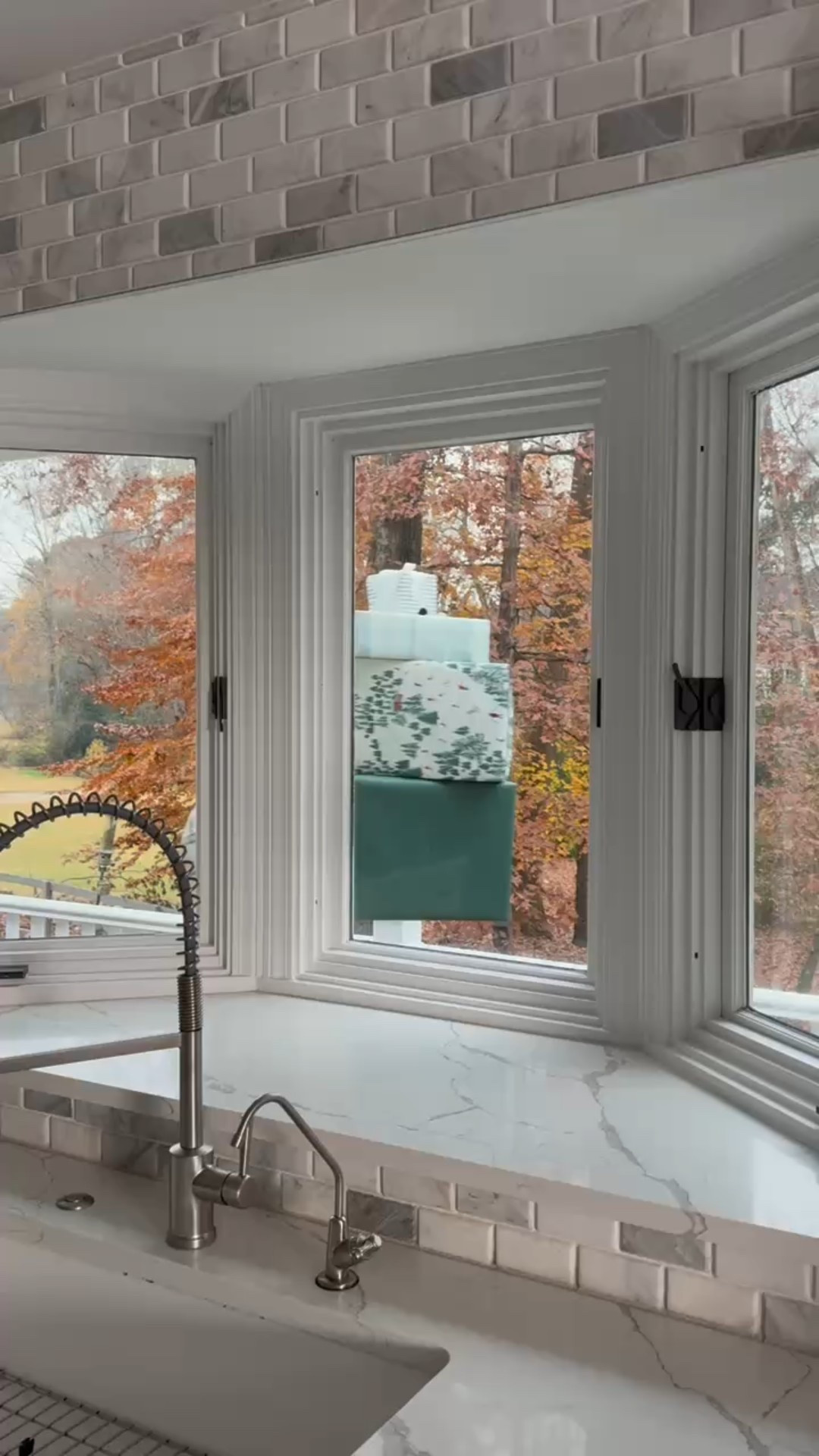 Snowflakes + village scenes + warm garland lights = holiday perfection ✨
Loving how the paper snowflakes, white village decals, and garland with lights bring this kitchen window to life all season long.
#eanesinteriors #festivewindows #holidaystyle #christmashome #winterwindows #christmasvibes



#LTKHome #LTKHoliday #LTKSeasonal