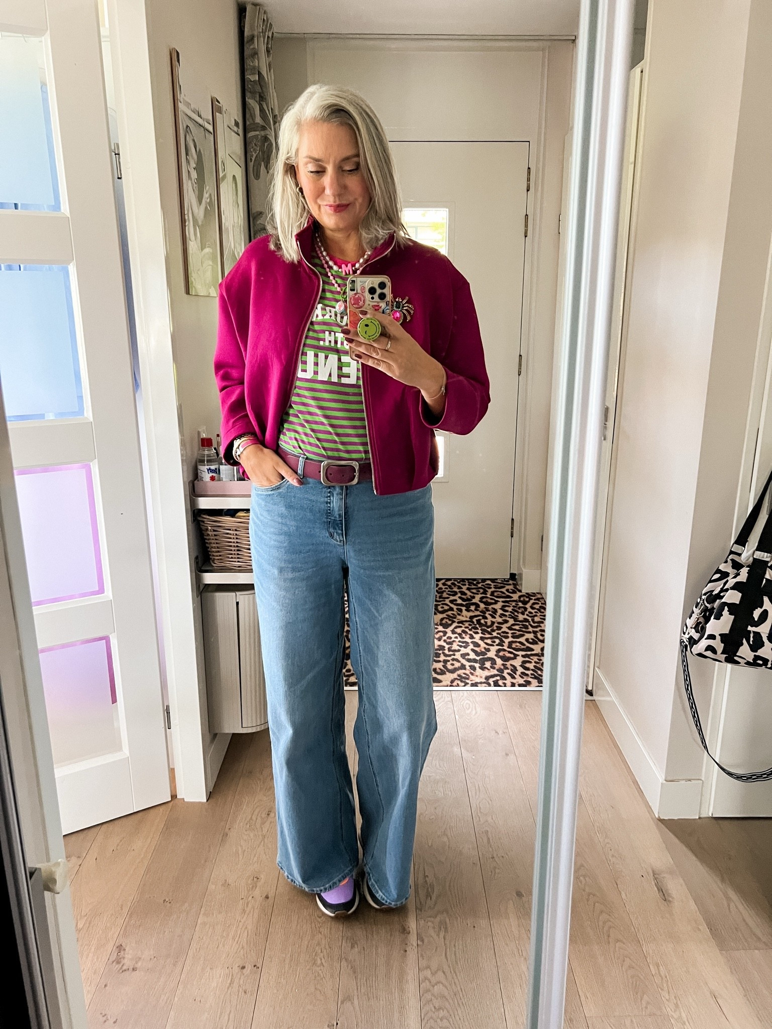 OOTD - Zondag. Een super comfortabele wide leg jeans (size down, de 40 zit mij nog ruim) met daarop een paars/groen gestreept t-shirt van Myjewellery (M), cyclaam kleurig scuba jasje is van Norah (40). Retro puma sneakers.

#LTKnederlands #LTKeurope #LTKjeans