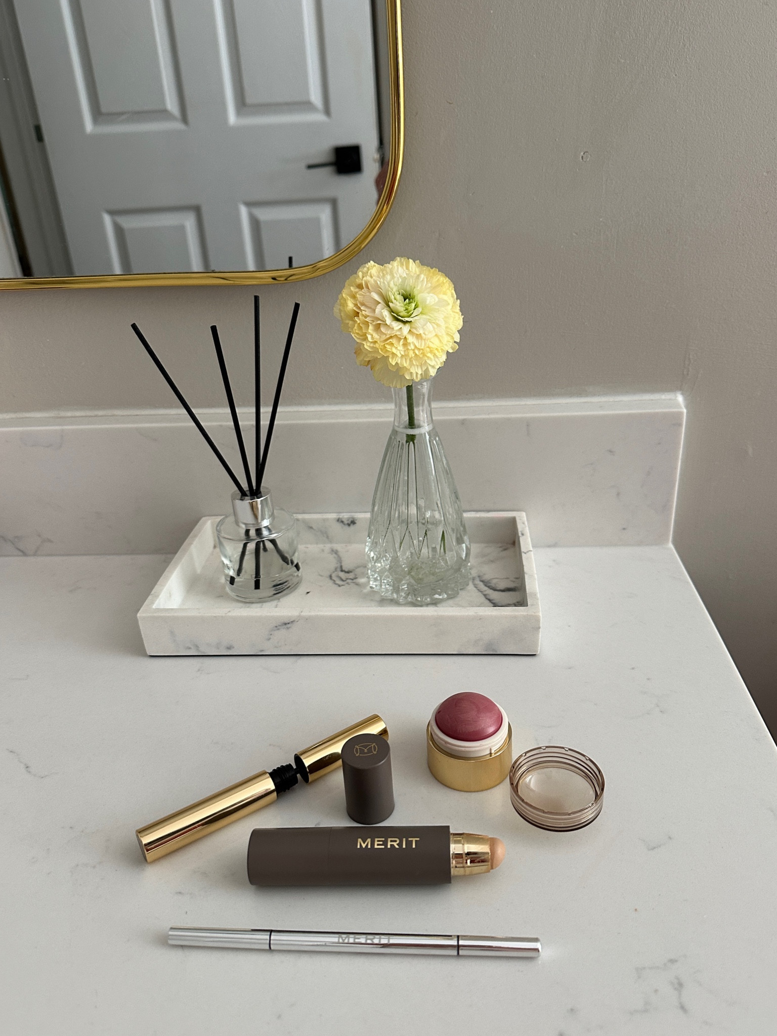 Merit Beauty for minimalist friendly morning routines.

Minimalist in Palomino
Flush Balm in Cheeky 

Mom beauty, mom friendly, mom makeup, minimalist makeup, minimalist, merit beauty, clean beauty, clean makeup