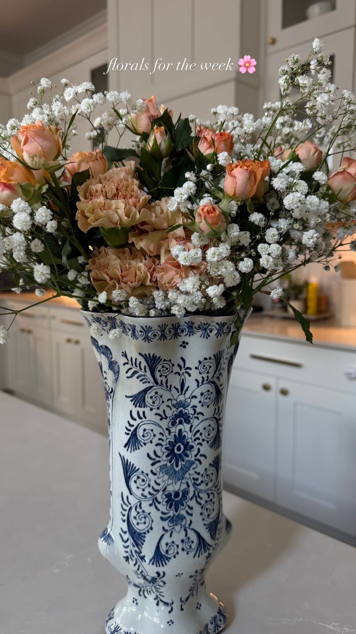 My florals for the week 💐 linking this beautiful vintage porcelain vase below!