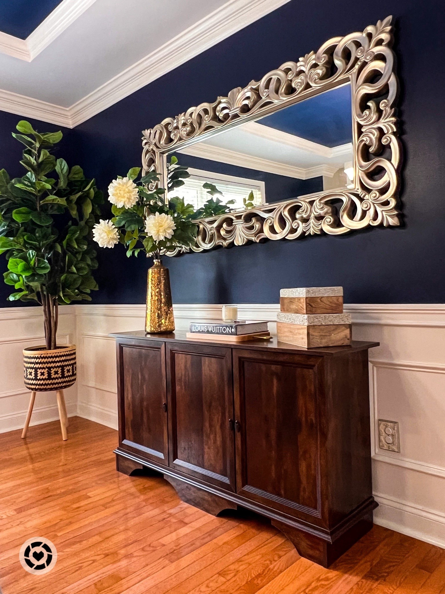 console table
wall decor
floor mirror
buffet table
home accents
