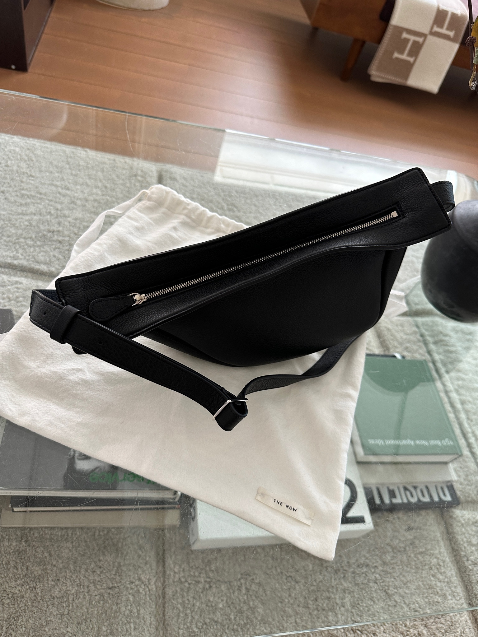 더로우 바나나백

#therow #therowbananabag
#therowbananabagsmall

#LTKbag