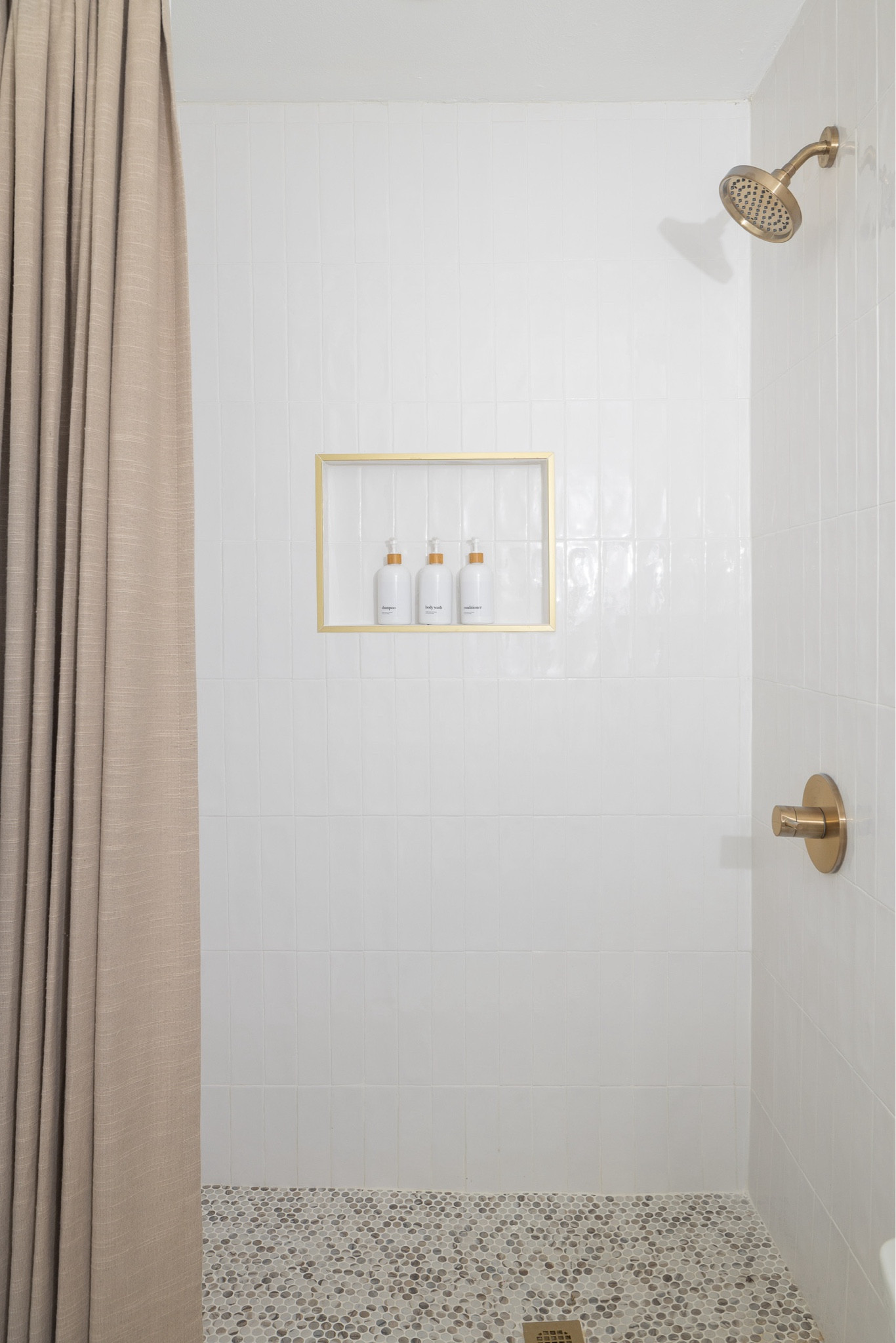 Smiles and Pearls has launched her new Airbnb. Candice went with a modern vintage design for this rancher. 

Home design, modern home decor, Airbnb superhost, home decor, target home decor, Amazon home finds, Amazon home decor, Studio McGee, Threshold, Target home, Target home finds, Target run, Airbnb host, Magnolia Hearth and Hand, Home Depot, Home Depot furniture, living room, bedroom, coffee table, bedding, nursery, new home

#LTKplussize #LTKtravel #LTKhome