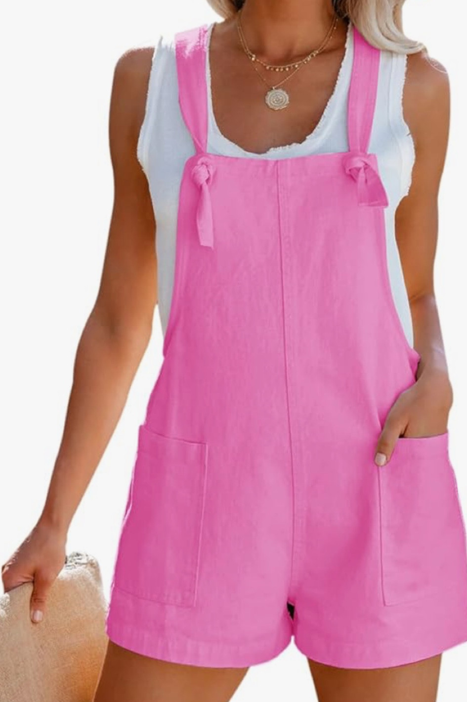 I’m here for the overalls and lace shirt trend! 💗