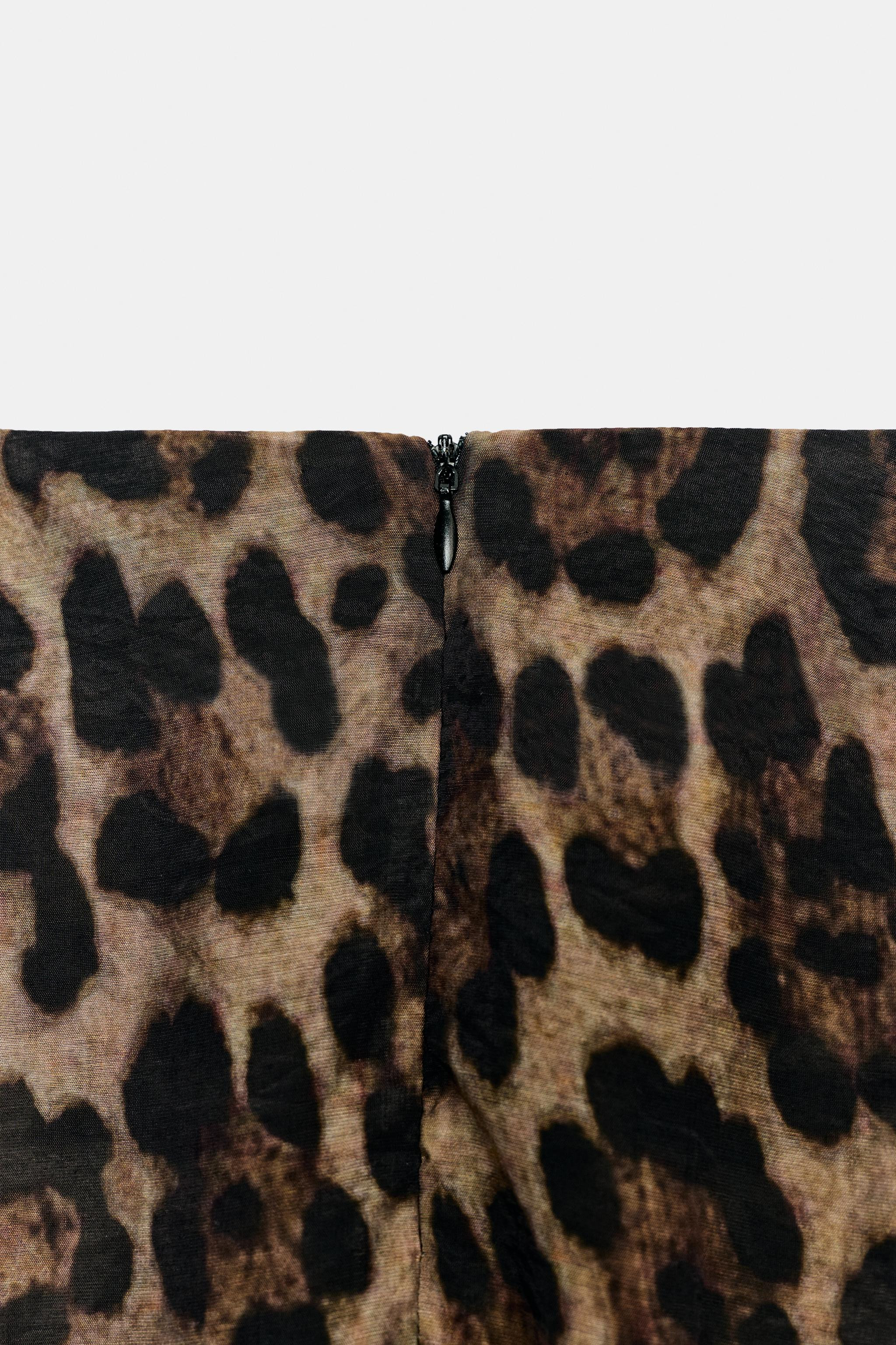 Mid-rise printed pareo with a front knot detail. Hem with a front opening. Back zip closure. | Zara US