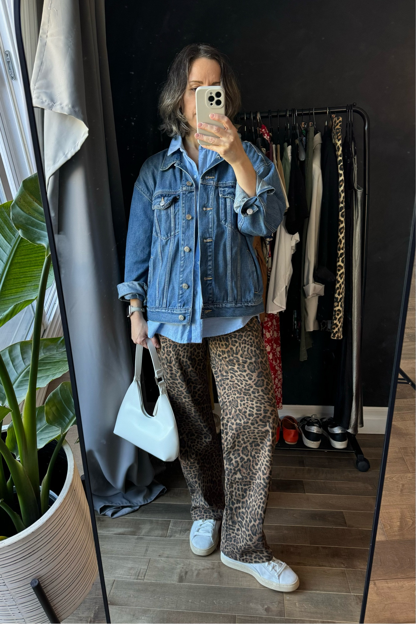 Fall outfit with leopard print pants with denim jacket 