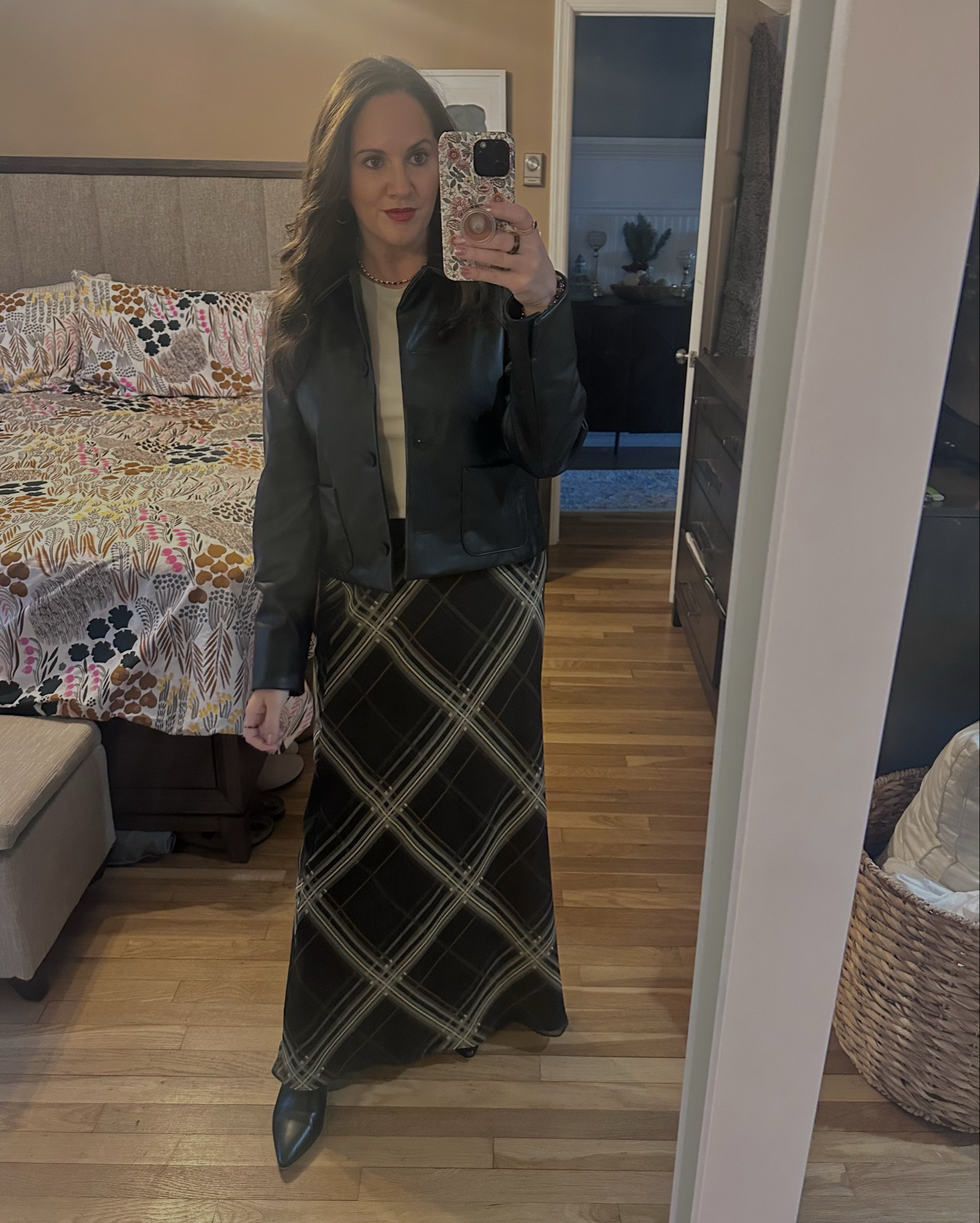 Merry Christmas! This #mango skirt is a perfect holiday / winter look — happy holidays to all!🖤💚

#LTKHoliday #LTKFindsUnder100 #LTKootd