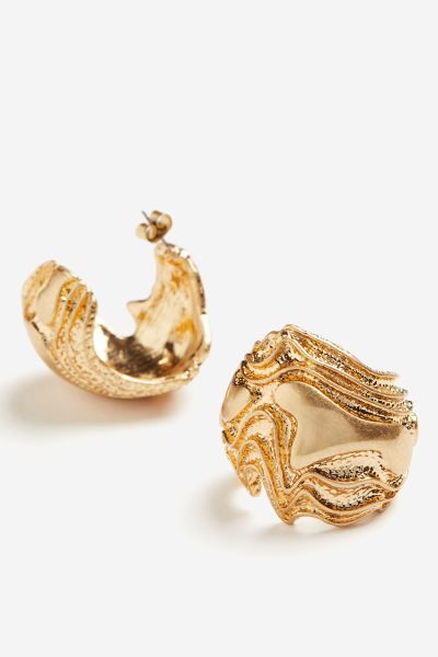 Textured hoop earrings - Gold-coloured - Ladies | H&M GB | H&M (UK, MY, IN, SG, PH, TW, HK)