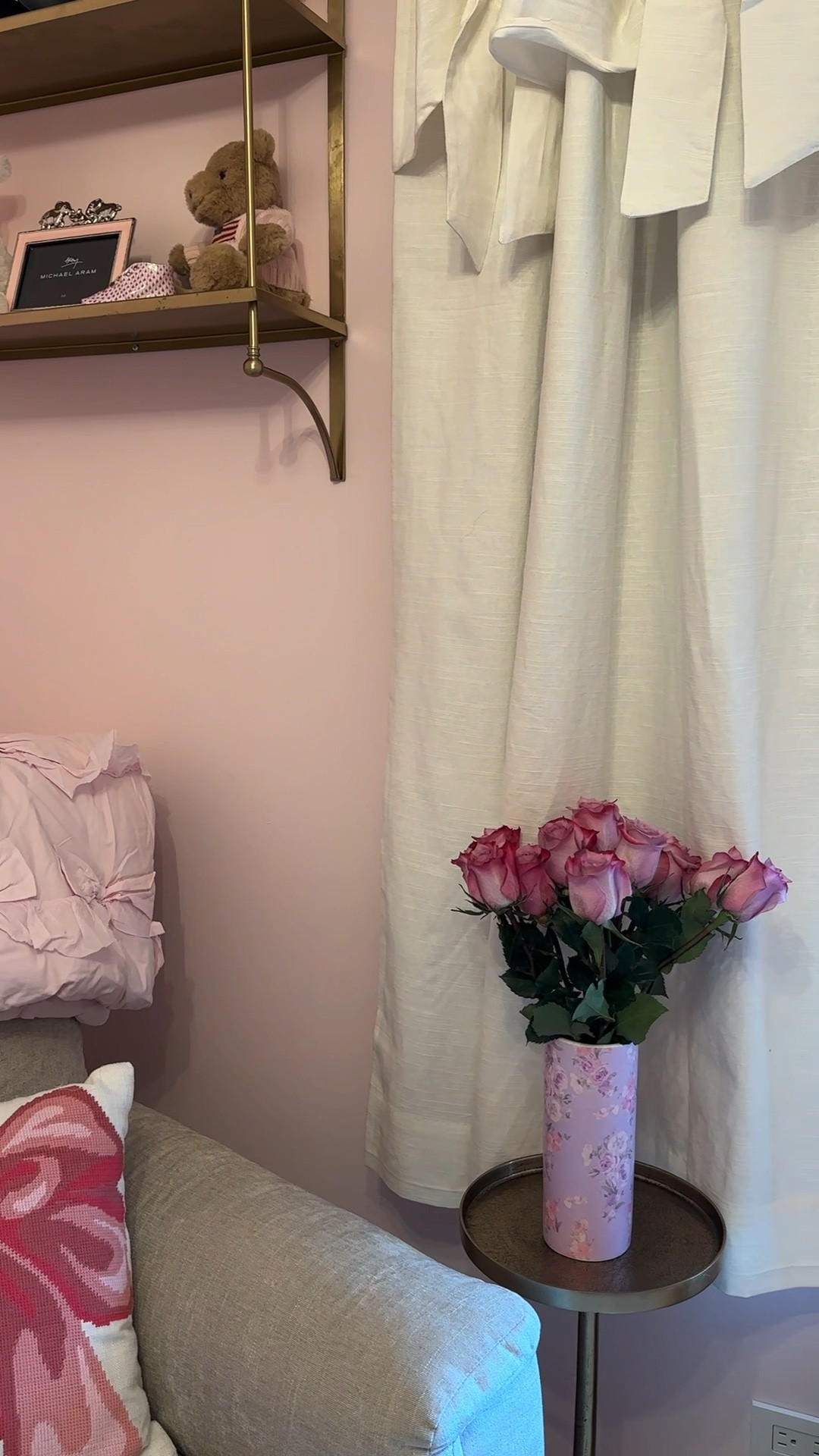 •The prettiest floral arrangement featuring this @loveshackfancy vase 😍• 

#LTKHome