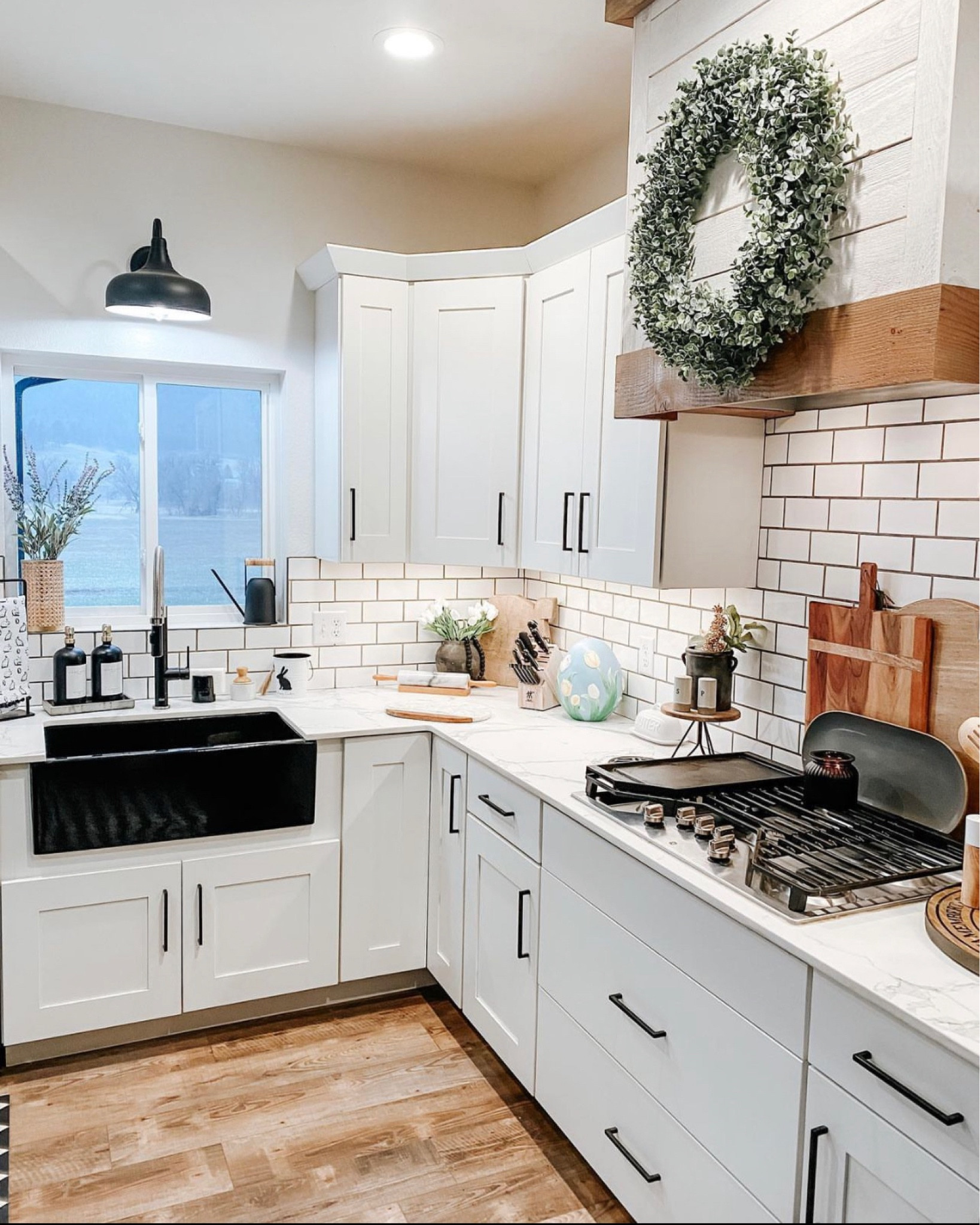 Kitchen decor, farmhouse sink, black farmhouse sink, modern farmhouse, black hardware, barn light, gooseneck light, charcuterie board

#LTKhome