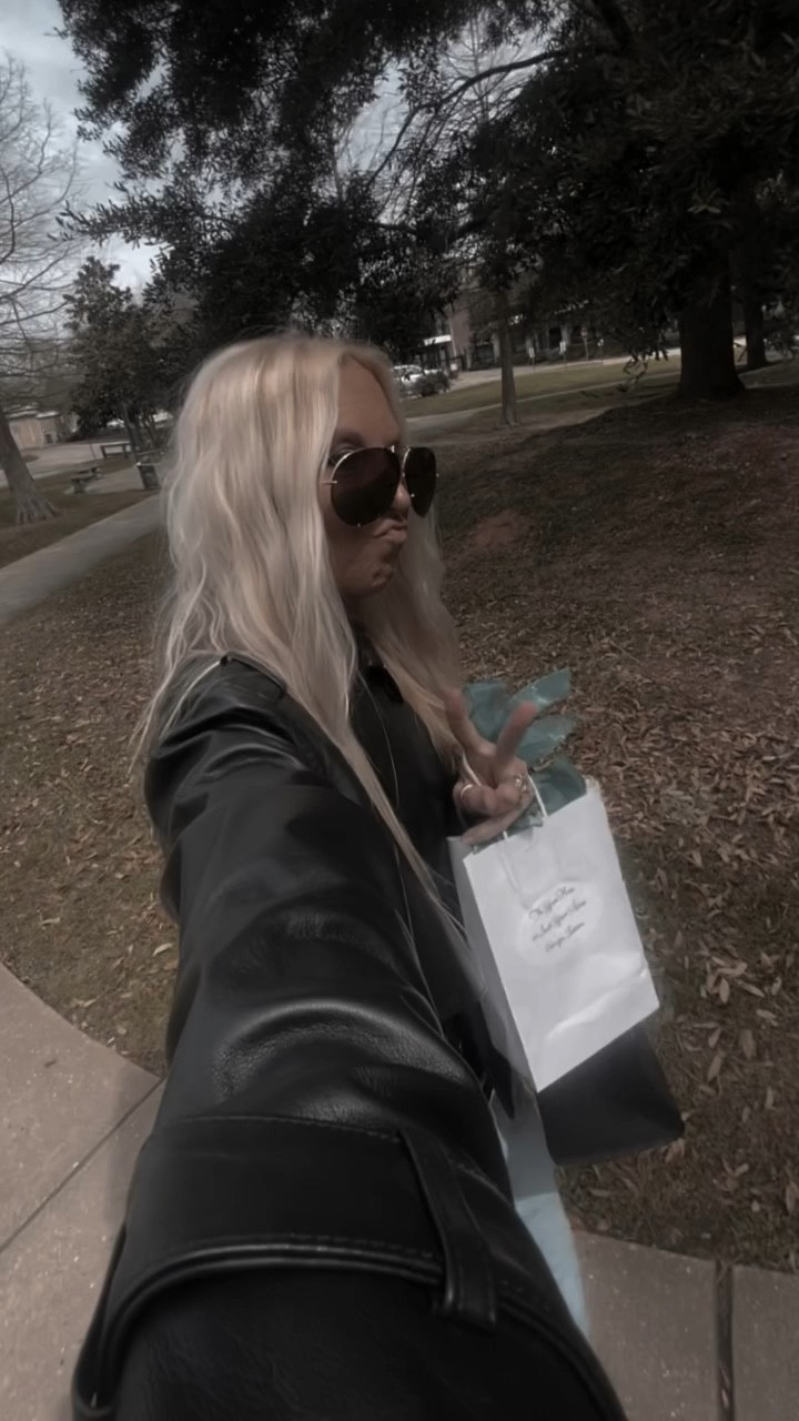 BS10X — Week 3, Day 4

This is where it starts to click.

Nothing changed — you did.

You’re showing up.
Staying consistent.
Keeping it simple.

• Move your body
• Walk daily
• Stay aligned with your nutrition
• Rest when needed
• Repeat

No starting over.
No overthinking.

Just becoming the woman who does what she says she will.

And that’s exactly what I’m seeing.

Keep going — this is where it gets good.

xox, h