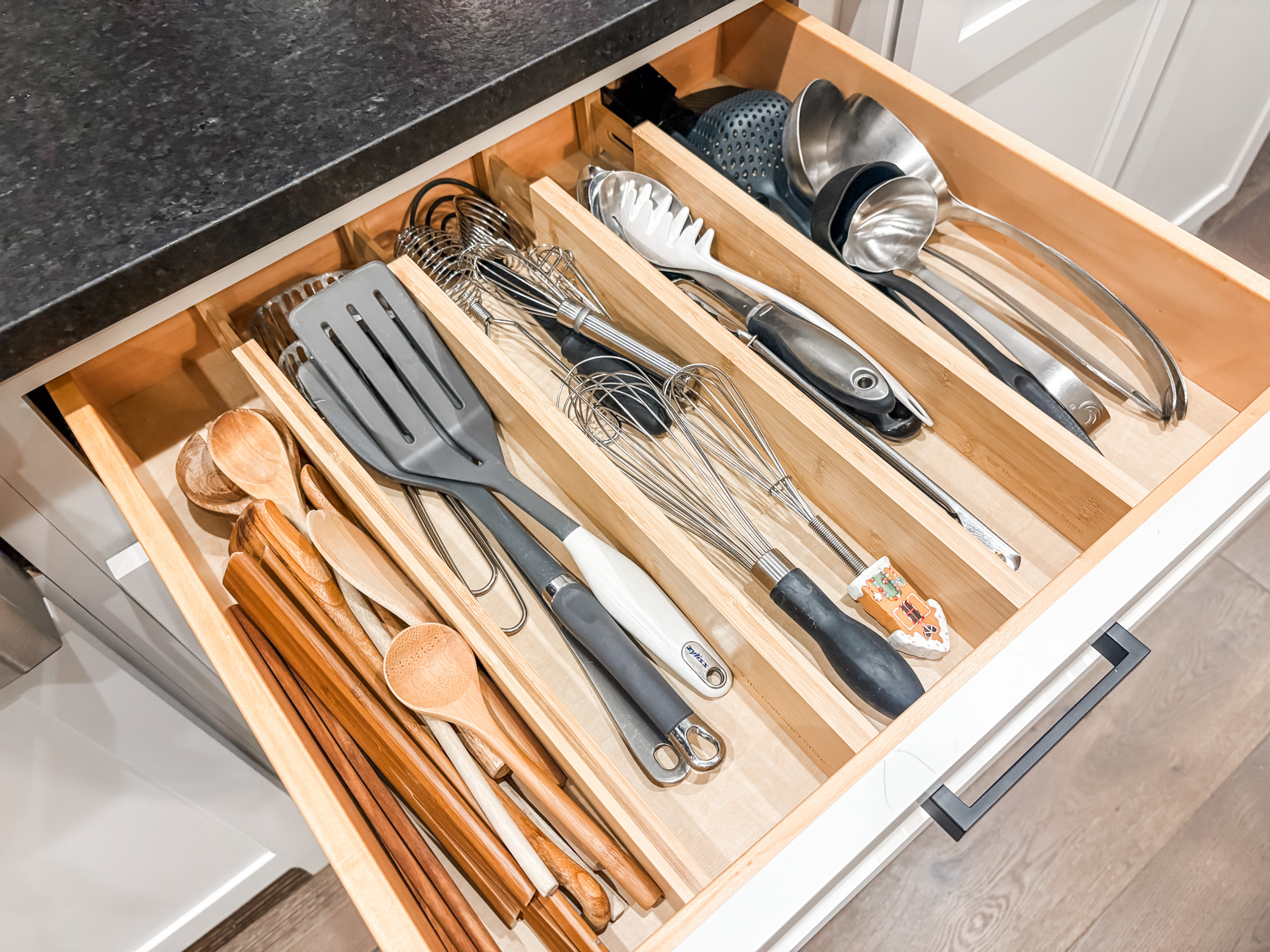 You know what is NOT overrated? Organized drawers. These bamboo drawer dividers are perfect for keeping each type of utensil in its place and the chaos at bay! 🥄

Do your kitchen drawers need our attention? DM us! 

 