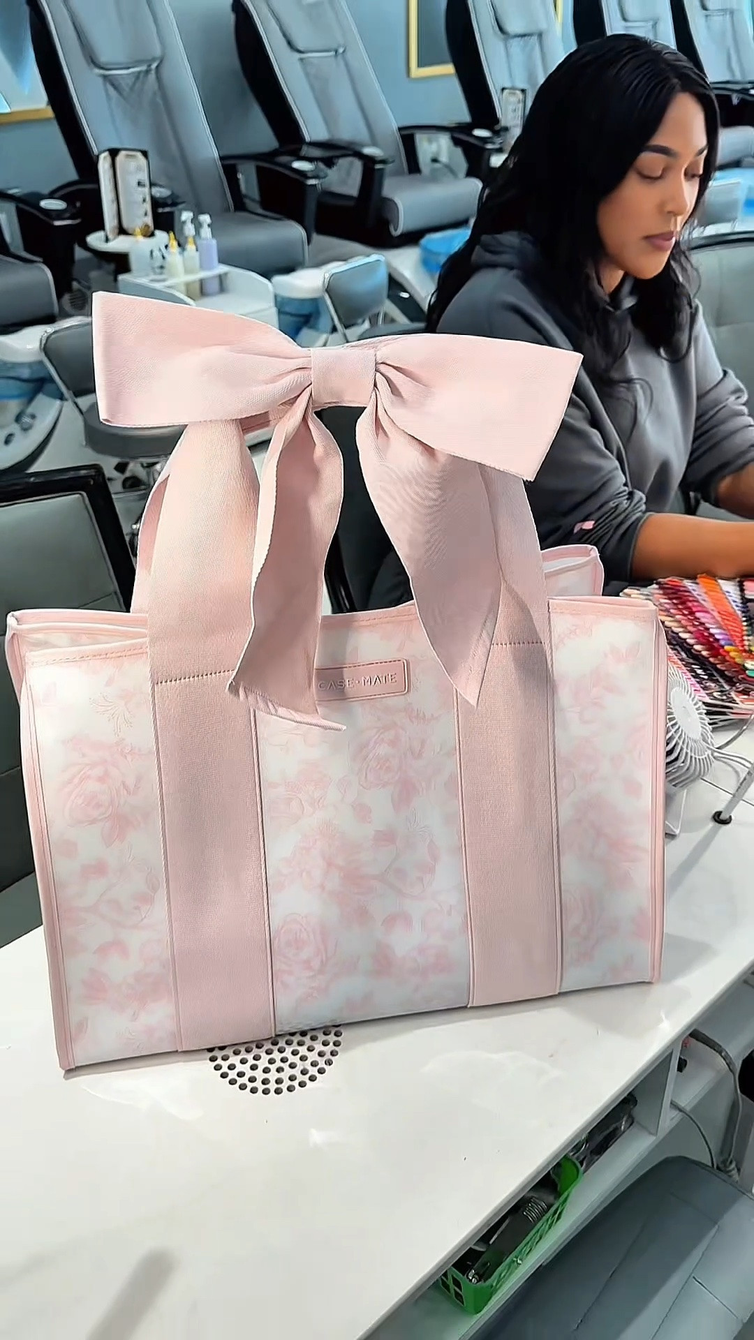 Okayyyy this bag is TOO CUTE 😭🎀 The oversized bow detail is what got me, but the pink floral print makes it even better. I’m absolutely obsessed with this one! 💕 Perfect for carrying all the things while still looking ridiculously cute. #casemate