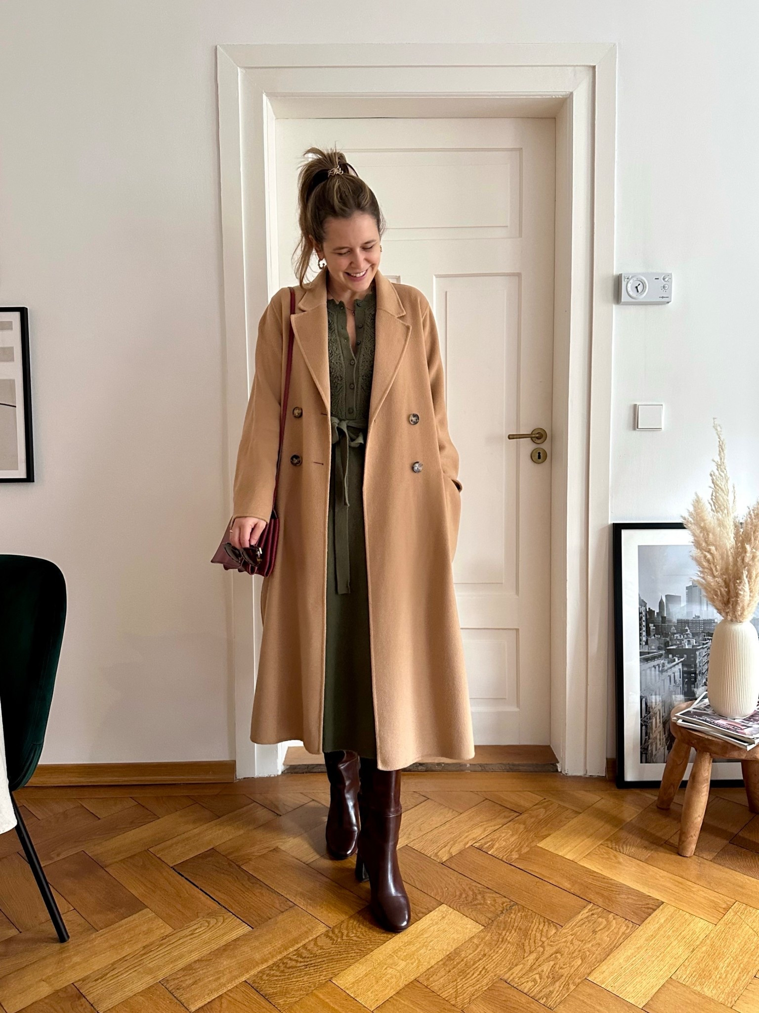 Herbstlook mit Camel Coat, Strickkleid und Stiefeln in Schokoladenbraun 

#LTKmidsize #LTKautumn #LTKdeutschland