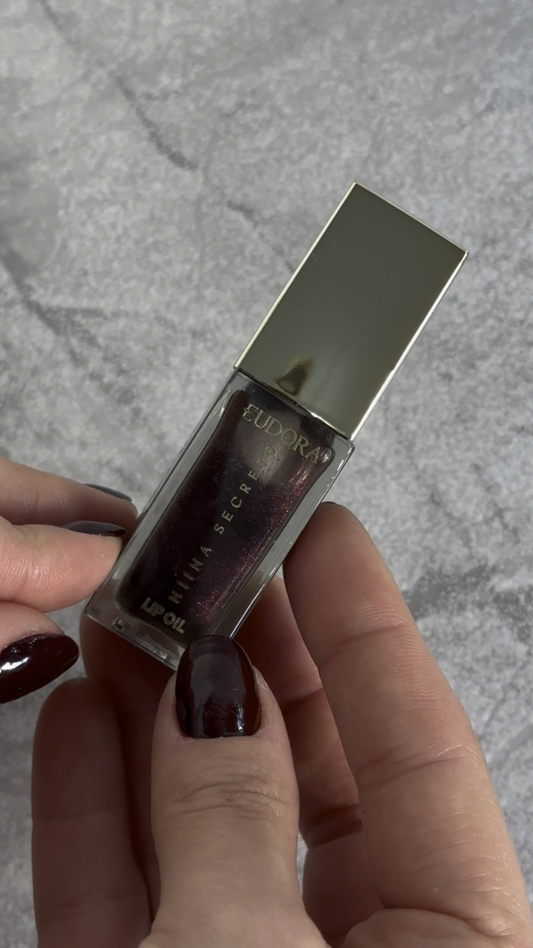 Simplesmente quero um estoque desse Lip Oil! 

Ele oferece nutrição prolongada, hidratação profunda e deixa os lábios mega macios sabe! Ah, e não é nada pegajoso.

As cores são bem translúcidas, mas lá no fundo tem uma corzinha sim, e são elas:

-  Rosa Centifolia, que possui brilho de fundo dourado para incrementar qualquer produção;

-  Rosa Negra (o meu) com um fundo escuro para destacar os lábios;

- Rosa Silvestre, de fundo rosado para make sofisticada e elegante que cuida da sua pele.

#LTKbrasil #LTKbeauty