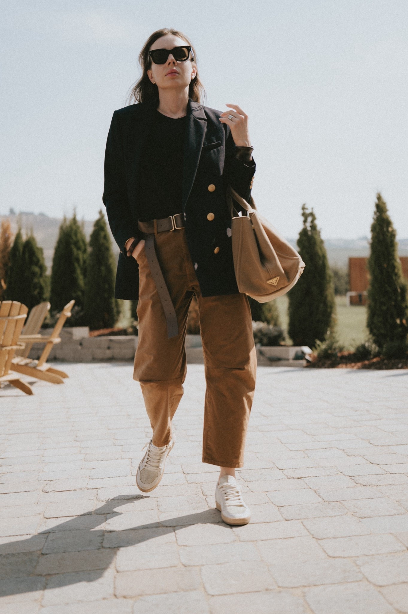 The missing link 🔗 of a Fall wardrobe: a navy blue blazer. 
Wearing Sézane Michele jacket, Nili Lotan Emerson pants, Golden Goose ball star sneakers, Prada canvas tote, Janessa Leoné belt. 