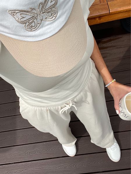 Minimalist monochrome comfy fall outfit from old navy
Sweatpants 
Cozy

#LTKfindsunder50 #LTKtravel #LTKover40