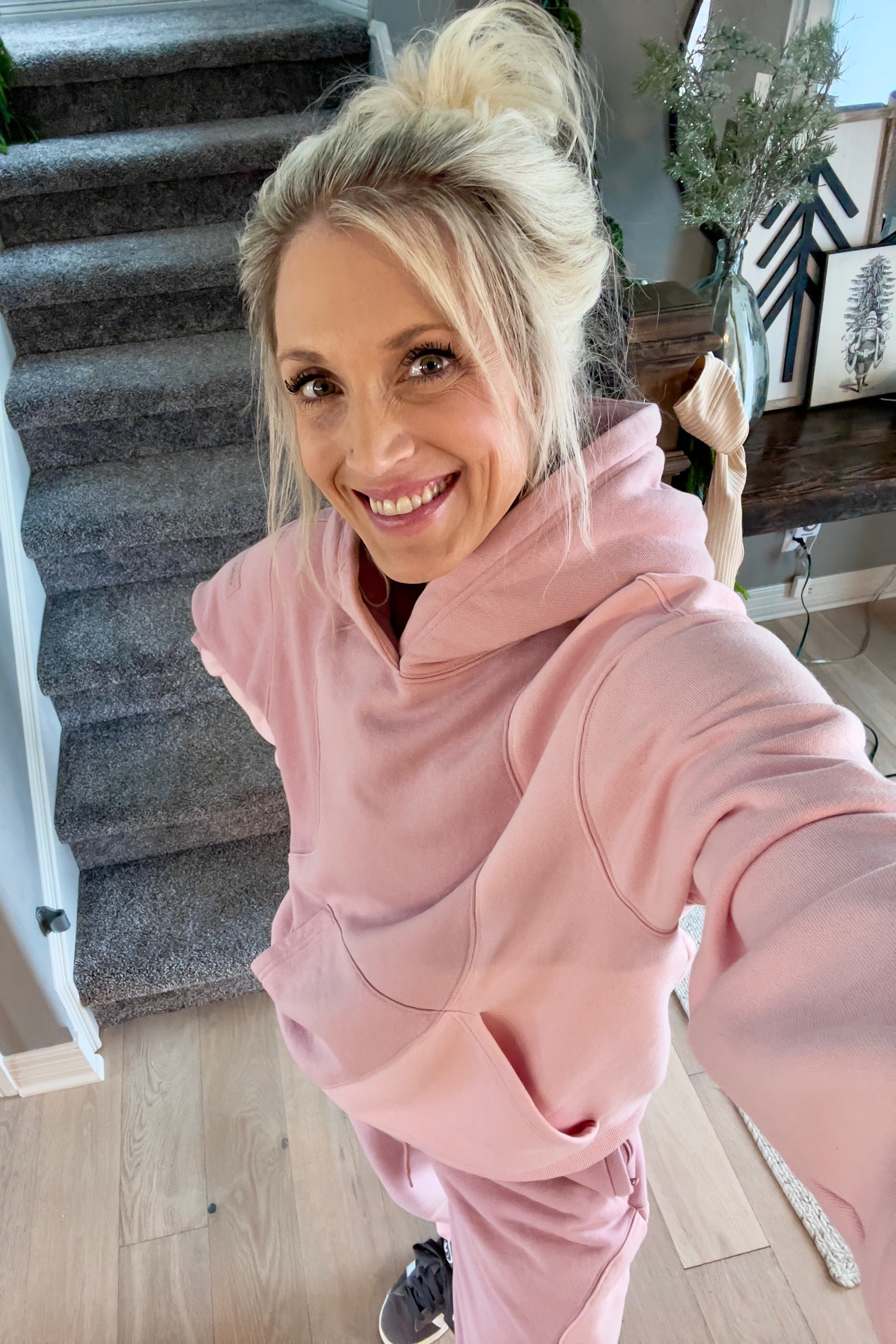 How cute is this matching set by Alo Yoga? 🫶 I’m loving matching sweats these days - so practical yet stylish! I’m wearing an XS in the top and pants - they run large so def size down. 🩷

#LTKStyleTip #LTKFitness #LTKActive