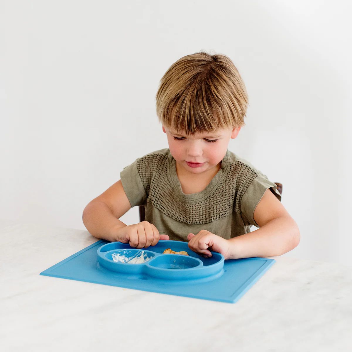 The Happy Mat by ezpz / Self-Suctioning Silicone Plate & Placemat | ezpz