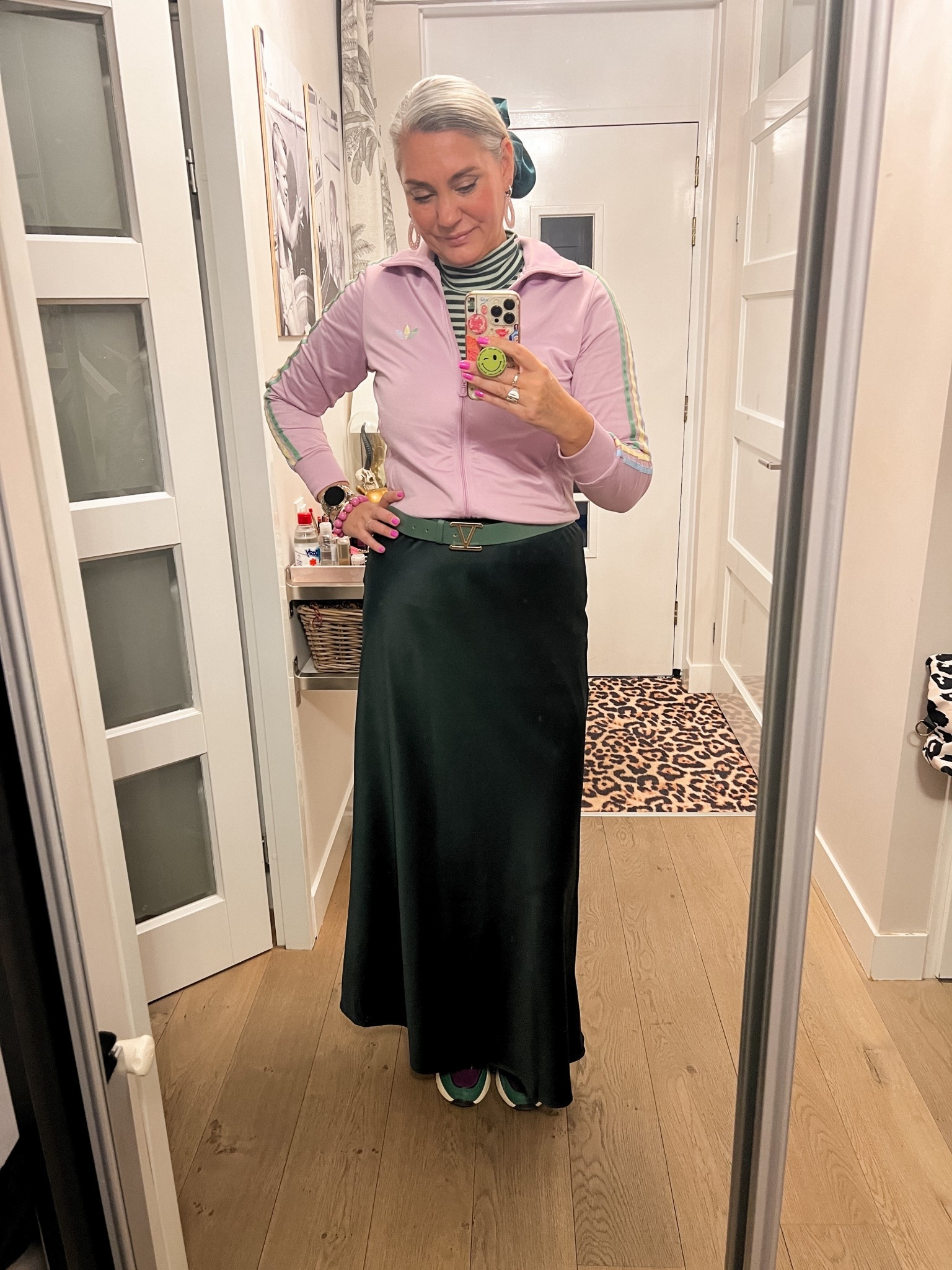 OOTD - Maandag. Vintage @adidas jasje over een groen gestreepte long sleeve (oud @veromoda) op een lange, donkergroene, satijnen rok met daaronder gekleurde sneakers (Scapino). 



#LTKFashionMonth #LTKnederlands #LTKeurope