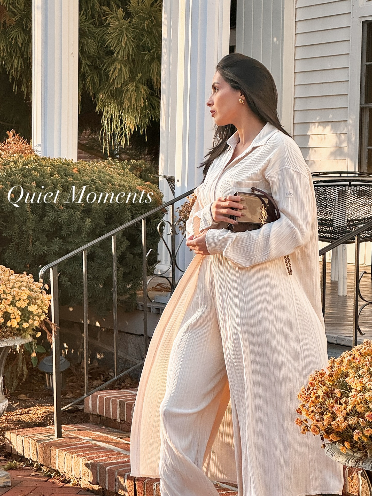 Soft outfit, warm light, quiet luxury energy ✨🤍
Set: @alo 
Purse: @ysl 
Shoes: @gucci 
.

#friday #effortlesselegance #ootd2025 #softvibes #warmlight #aestheticfashion #burgundy #cream