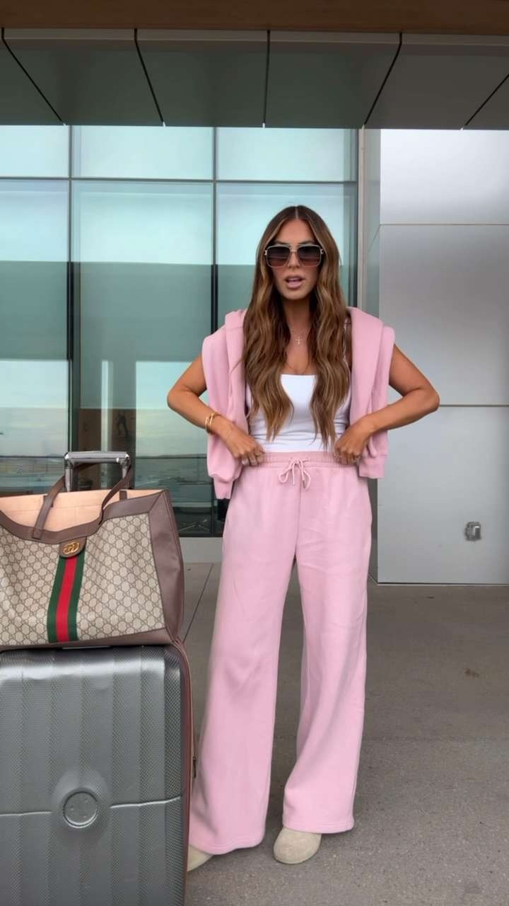 travel ootd 🩷 my outfit is on sale today! wearing a medium in the sweats and a small tank! Use code AF20 in the app 🫶🏼

 

#LTKootd #LTKSaleAlert #LTKTravel