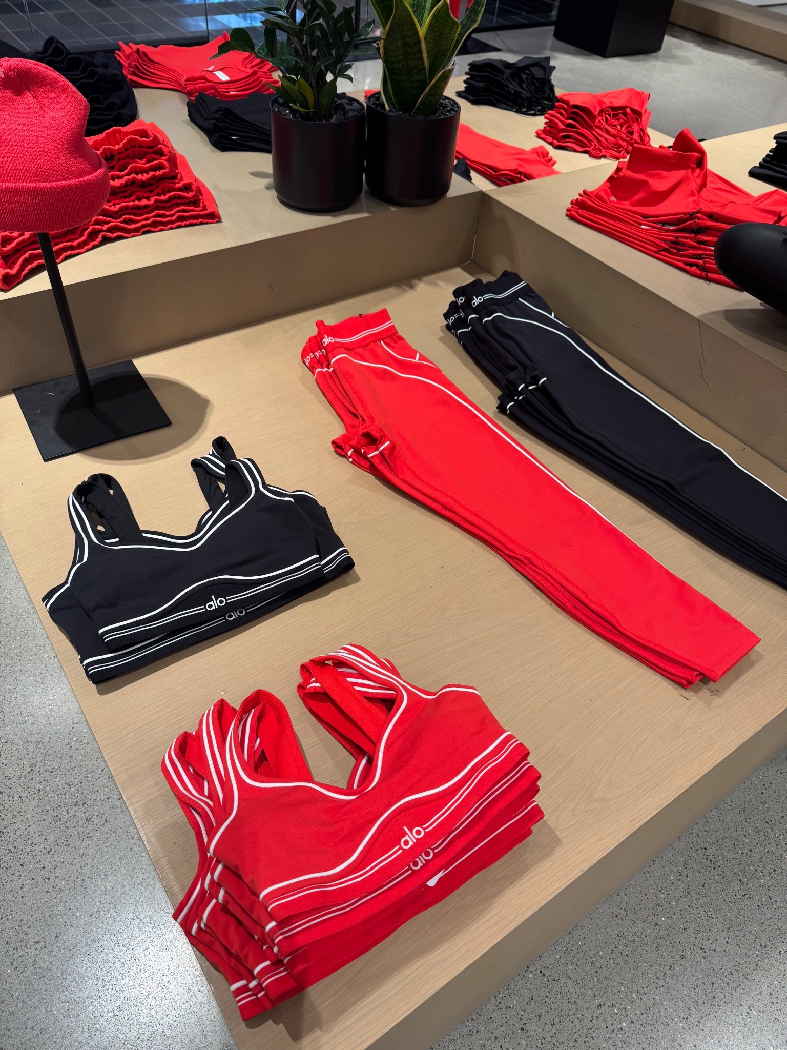 The emphasis heart throb set now in bright red from Alo.
Alo. Alo sets. Two piece sets. Alo two piece sets. Alo heart throb set. Bright red. 

#LTKHoliday #LTKGiftGuide #LTKootd