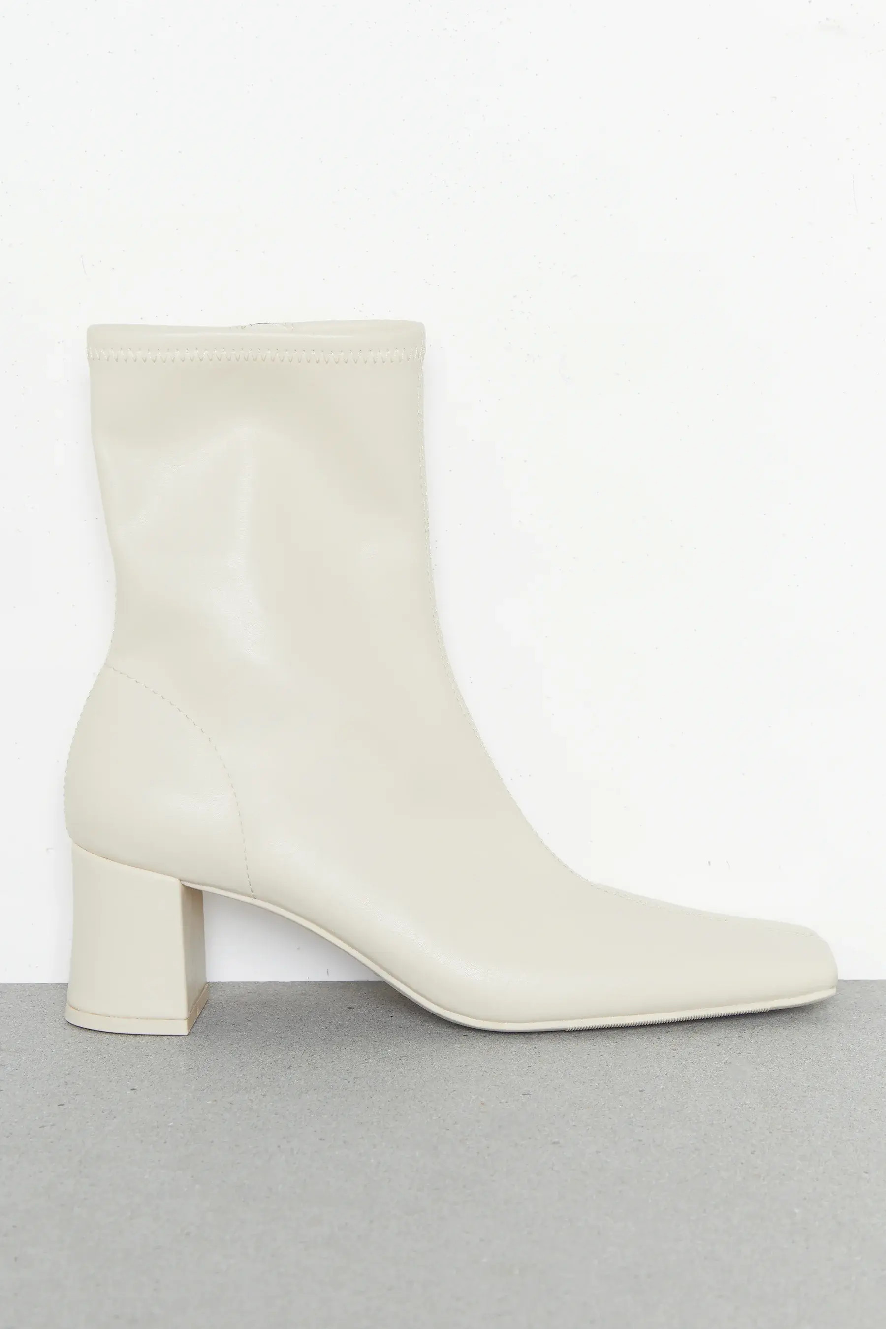 GLOVE BOOT        4.1 star rating   16 Reviews          $32.4   
 FO-9399-W  Cream  Black;Cream;S... | OAK + FORT