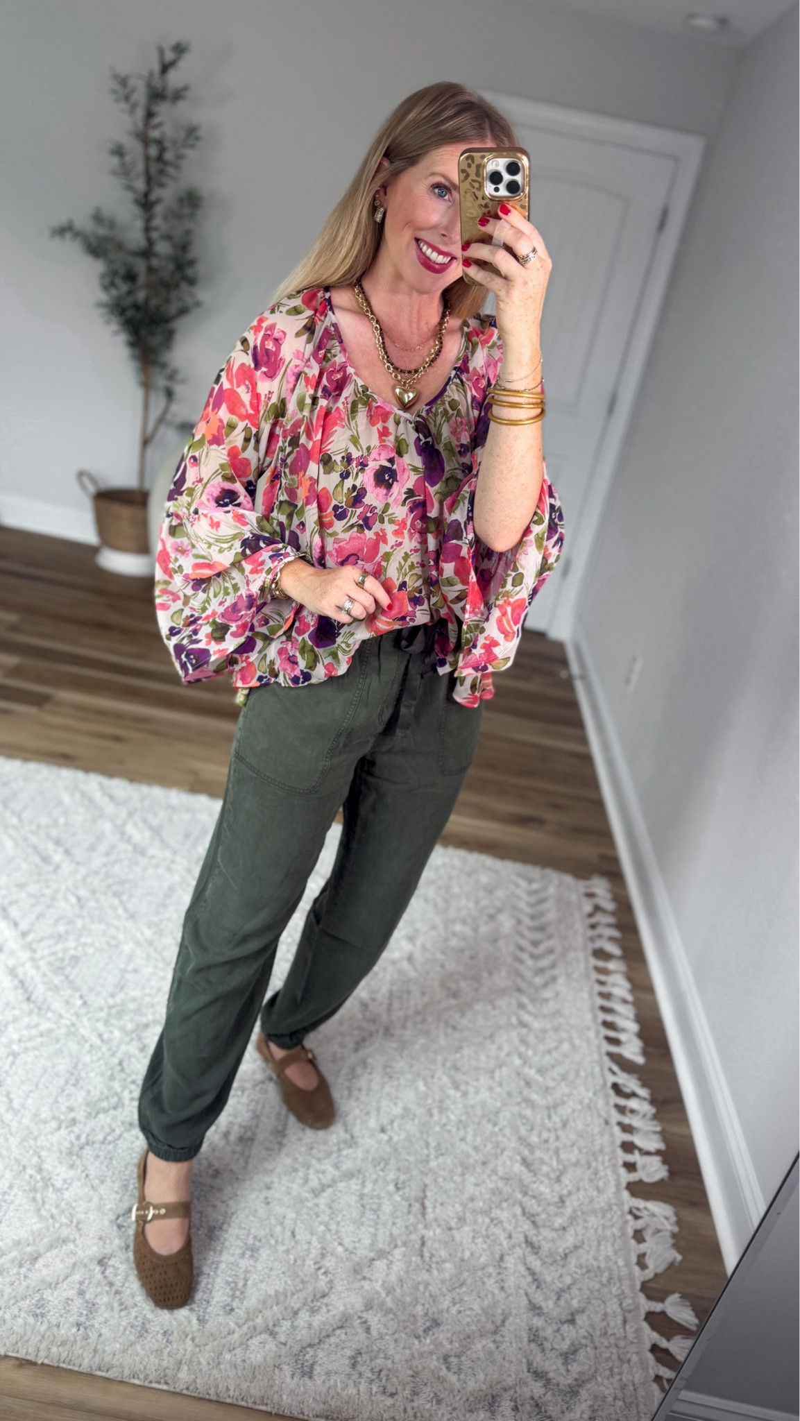 Weekend Walmart Wins try on 
Flowy floral top- small, go with your smaller size 
Olive joggers- small
